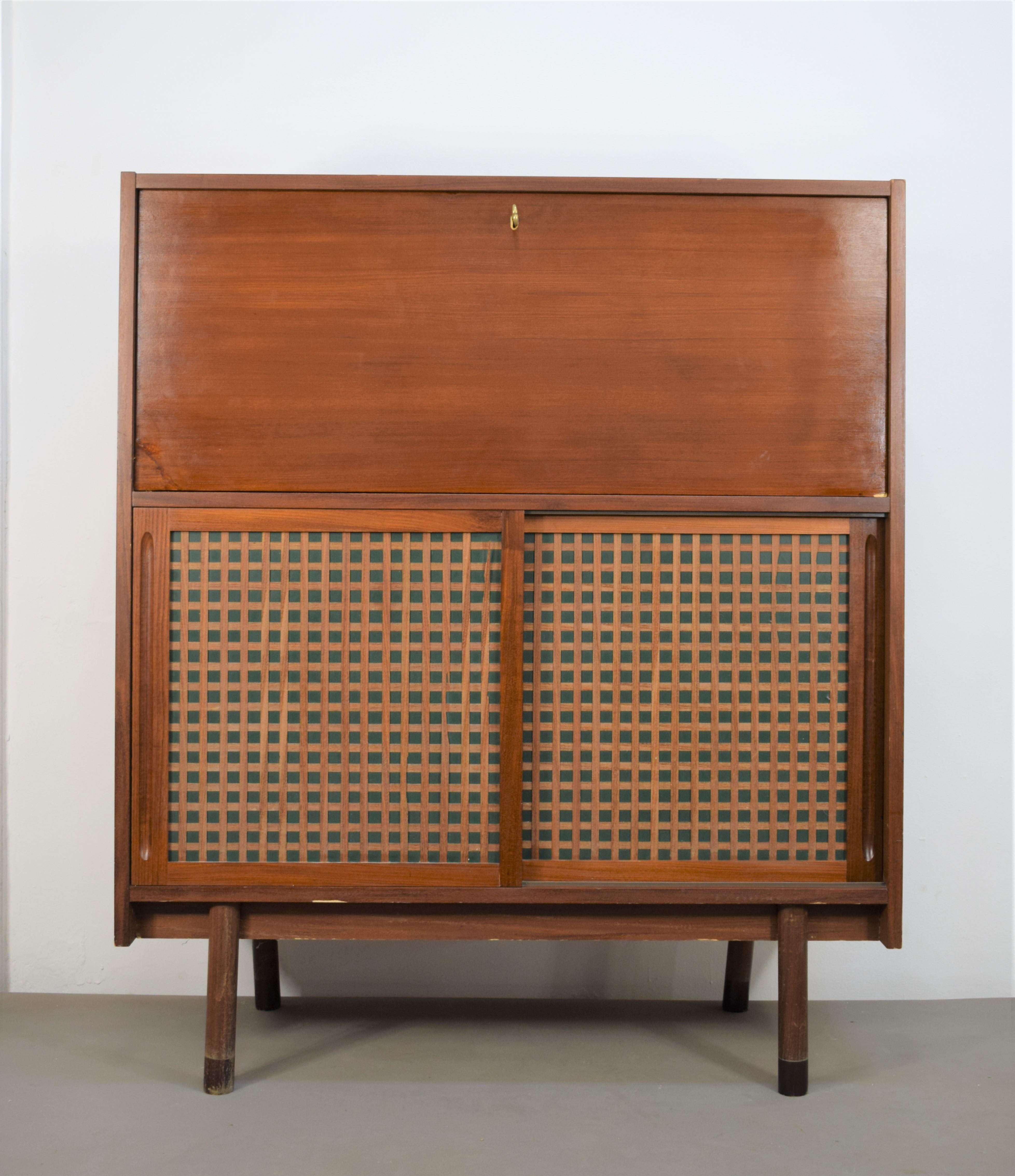 Italienischer Barschrank, 1970er Jahre.

Abmessungen: H= 122 cm; B= 104 cm; T= 45 cm.