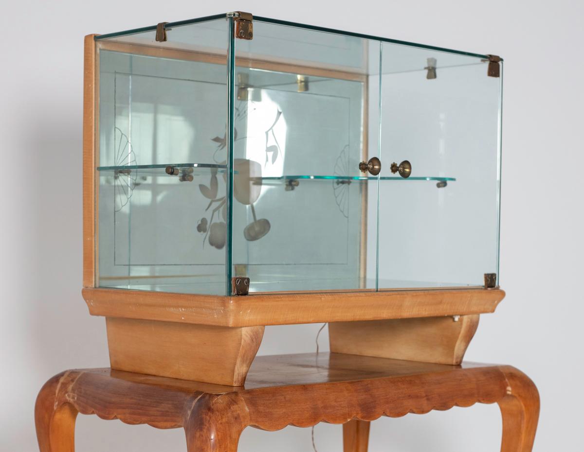 Fascinating and rare Italian bar cabinet attributed to Pietro Chiesa for the manufacture Fontana Arte, 1950. The cabinet is composed of two pieces. The first is its table base in well carved walnut wood. The small table has a beautiful wavy woodwork