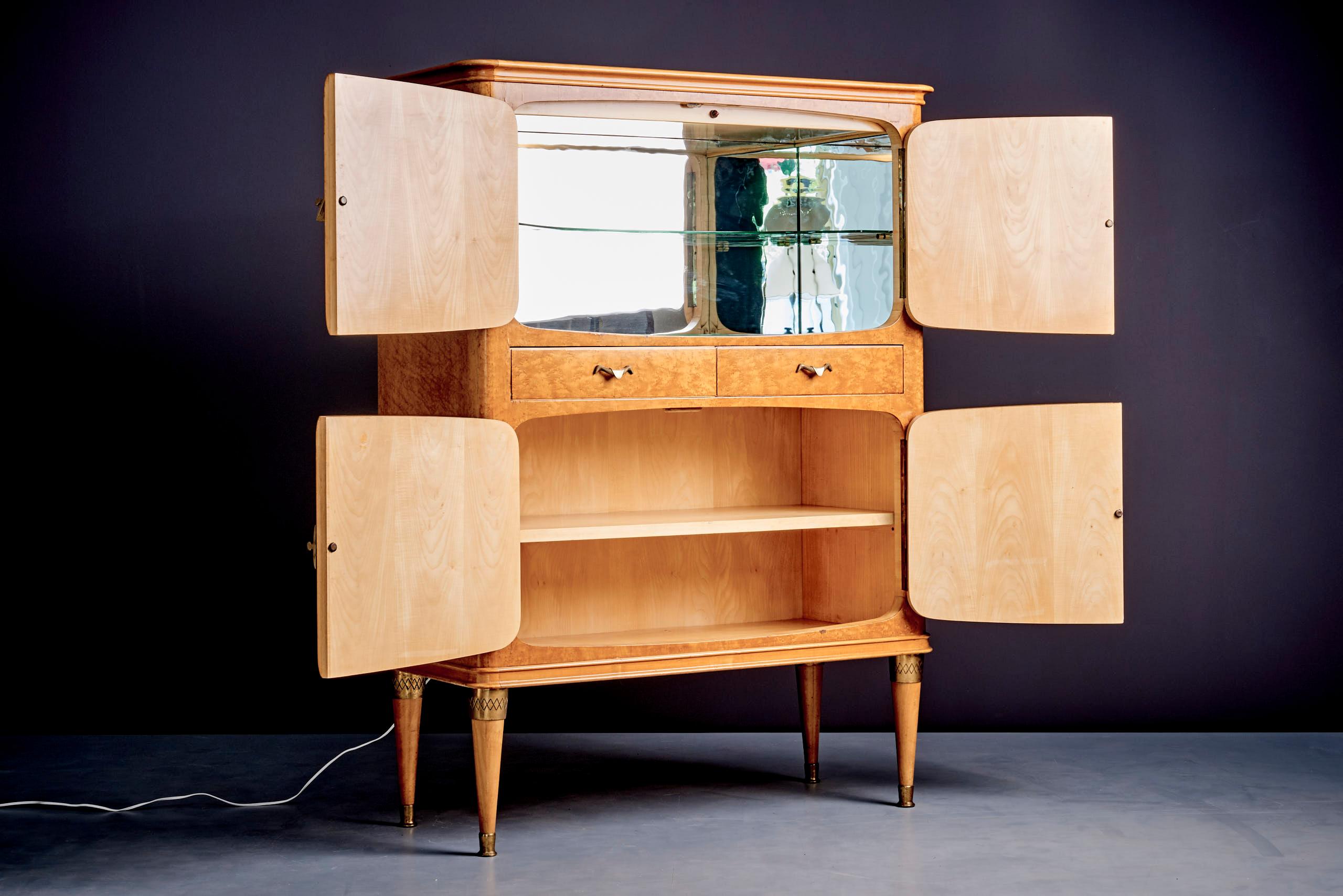 Italienischer Barschrank aus Vogelaugenahorn, 1950er-Jahre (Moderne der Mitte des Jahrhunderts) im Angebot