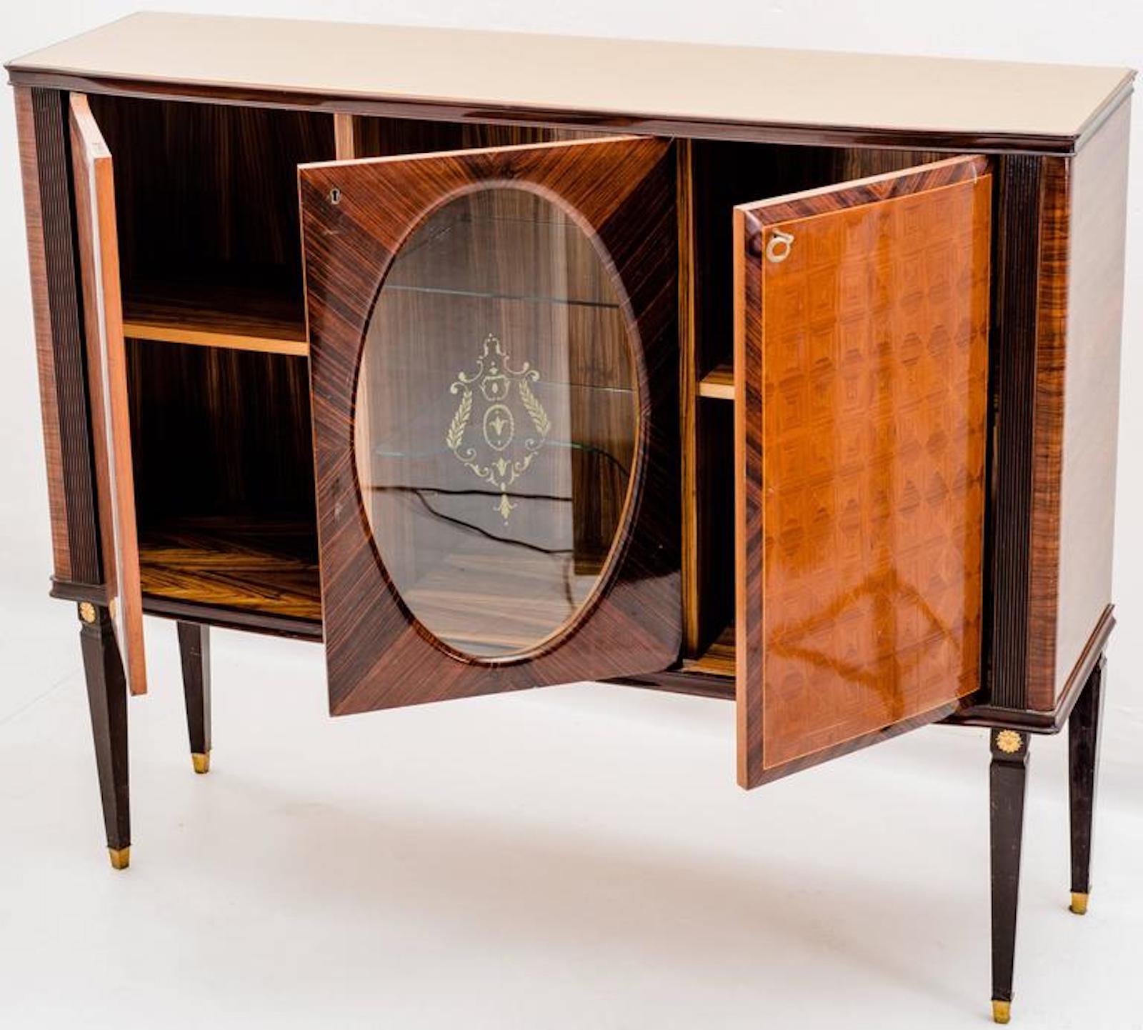 Adorable meuble de bar dans le style de Paolo Buffa. 
Incrustations en bois précieux.
 