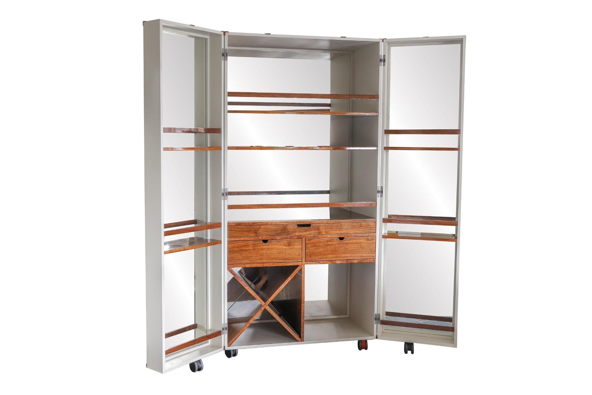 Ce meuble de bar haut unique s'intègre parfaitement dans n'importe quel décor, grâce à ses détails et à sa fonctionnalité.  Glorifions ton style de vie ! 