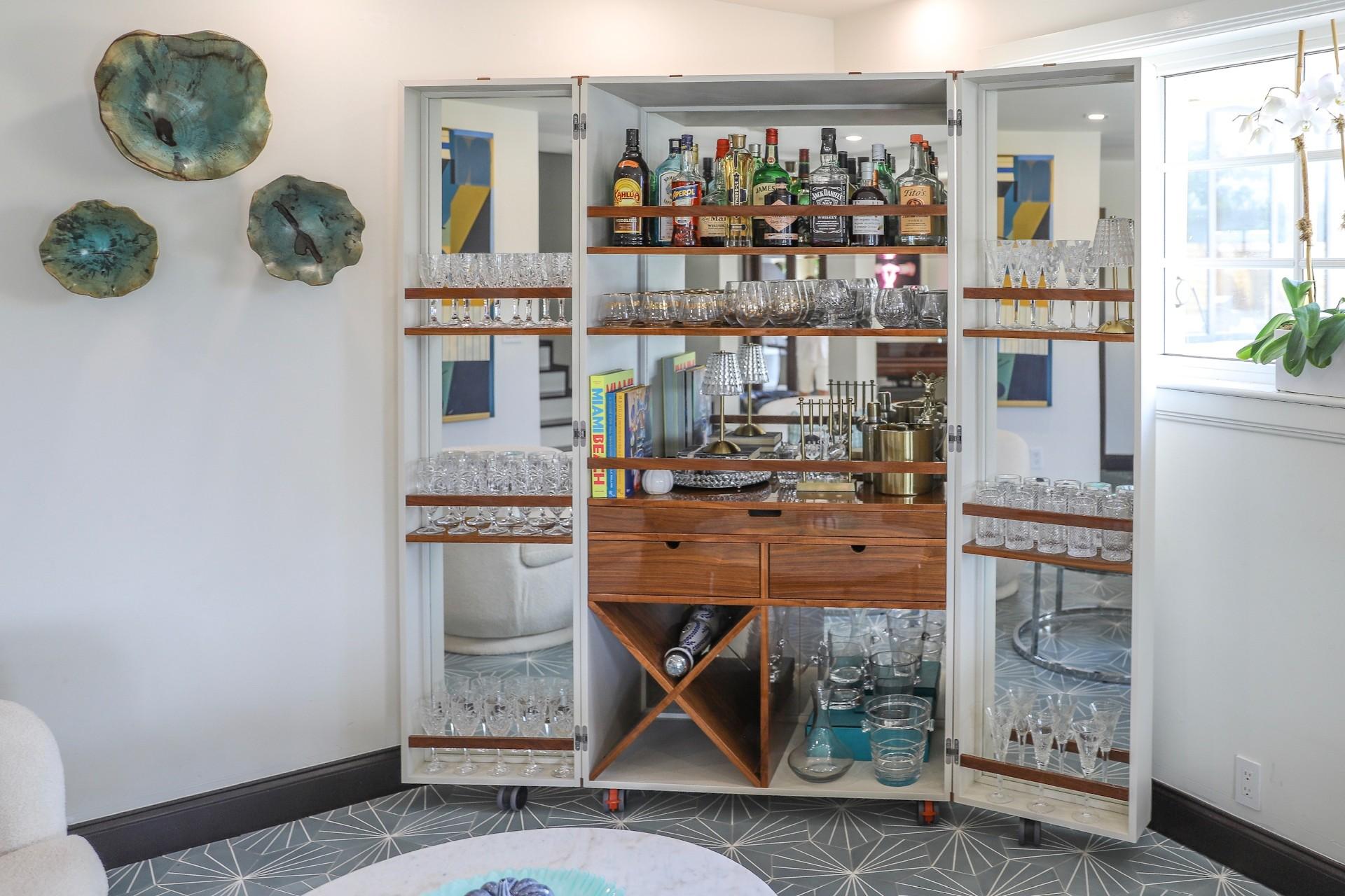 Meuble bar avec détails en noyer poli am designs par Serge de Troyer Neuf - En vente à North Bay Village, FL