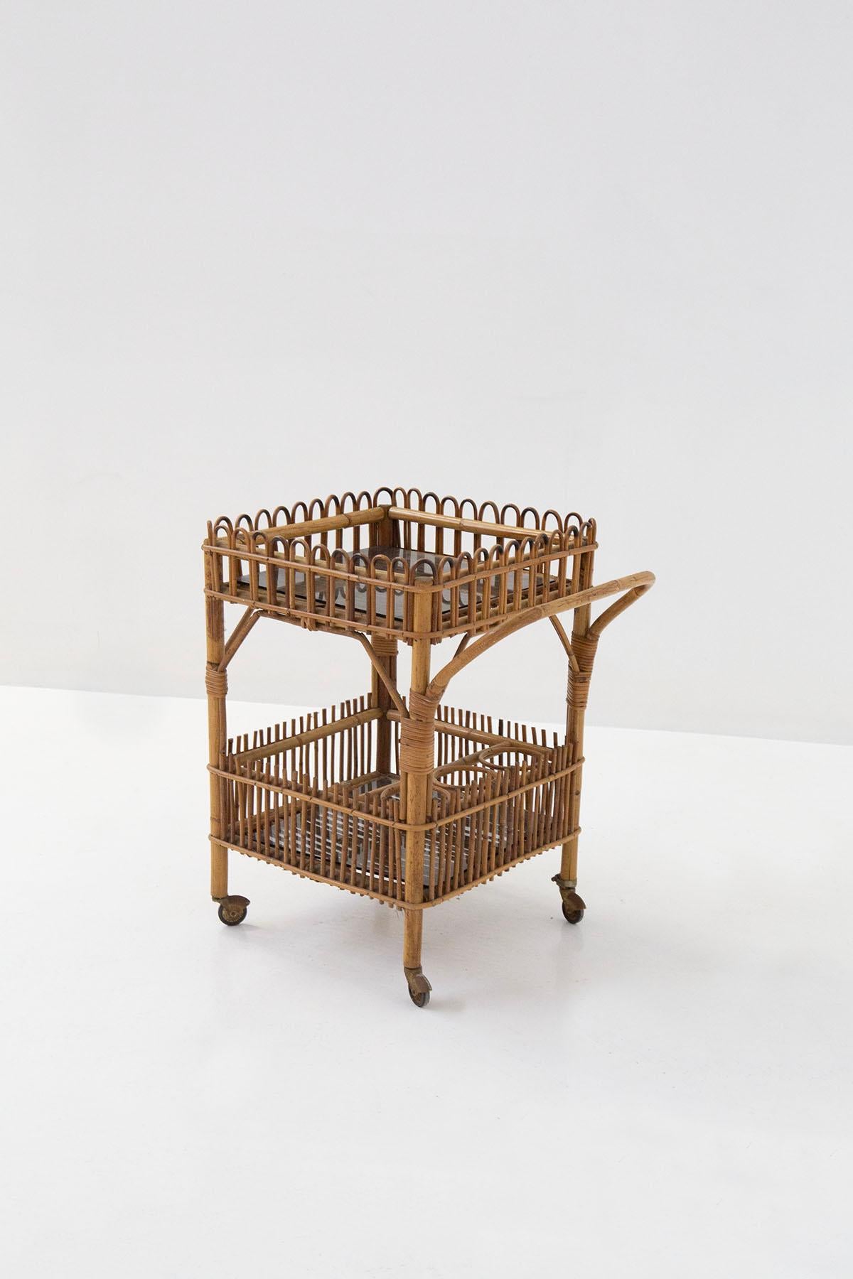 Imagine transportarse a una época en la que la elegancia y la funcionalidad se daban la mano para crear muebles únicos capaces de captar la atención y enriquecer cualquier estancia. Este carro de bar de fabricación italiana de los años 60 es