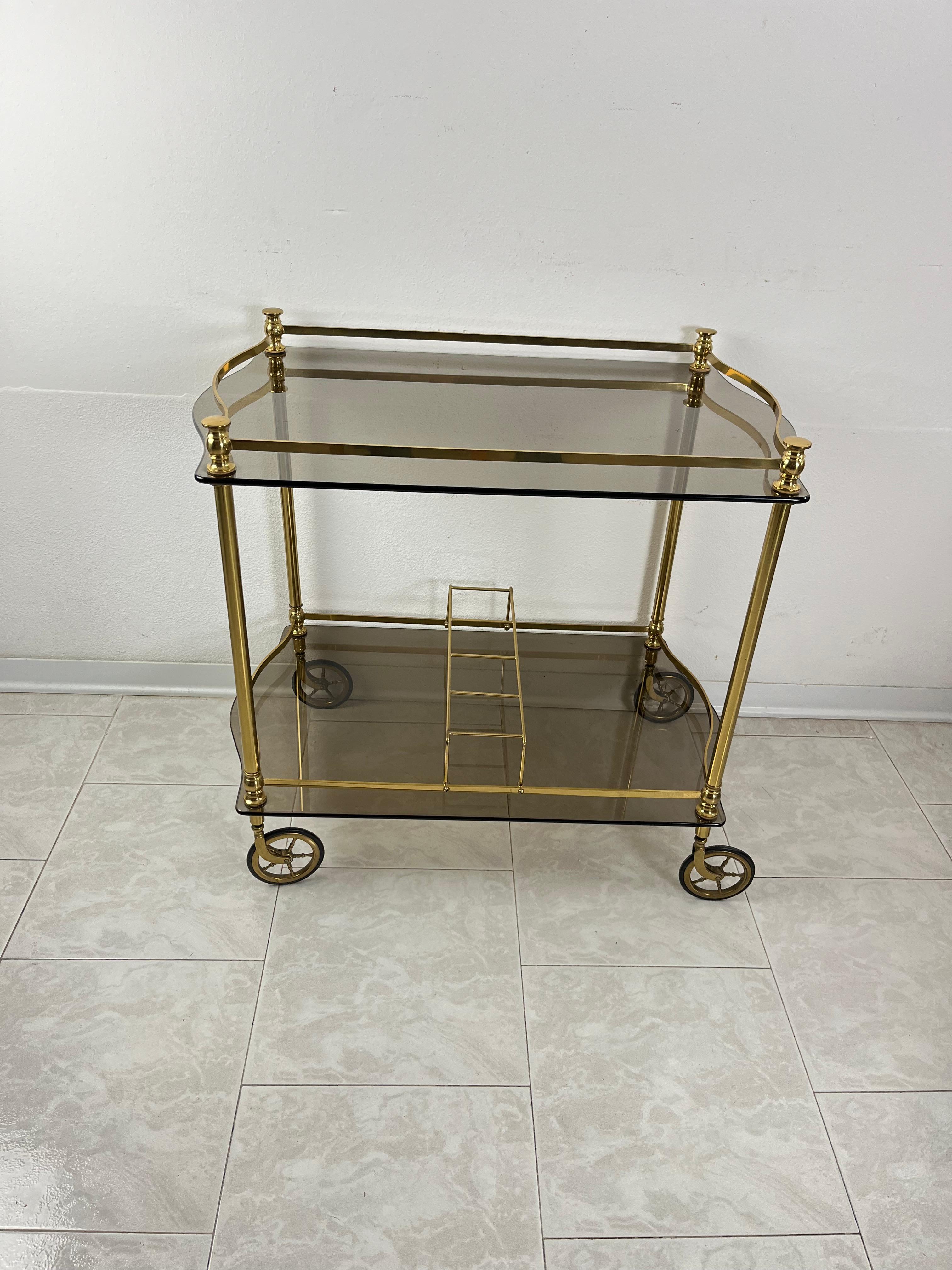 Chariot de bar italien en laiton et plateaux en verre fumé de style Hollywood Regency des années 1960 en vente 5