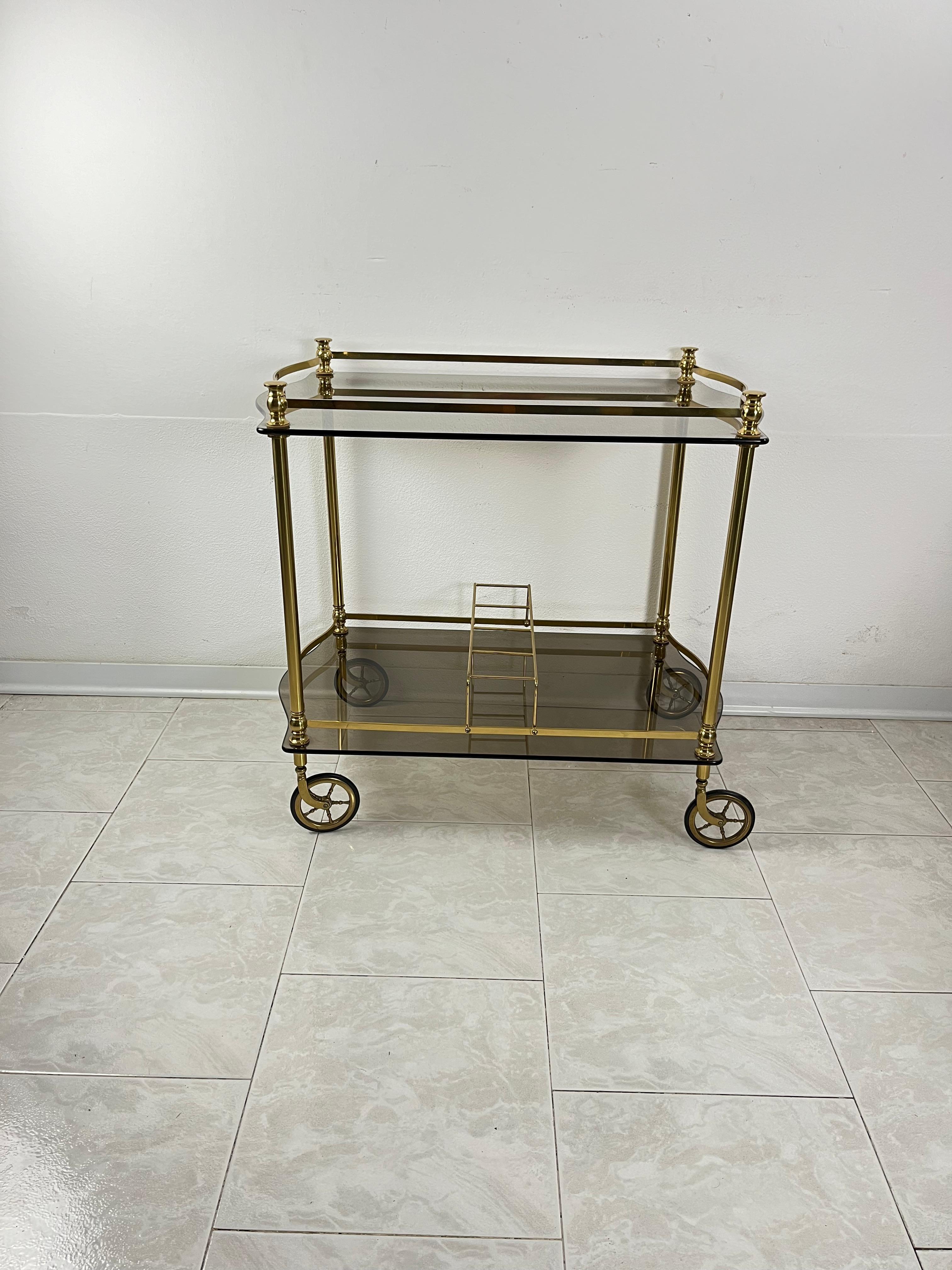 Chariot de bar italien en laiton et plateaux en verre fumé de style Hollywood Regency des années 1960 en vente 6
