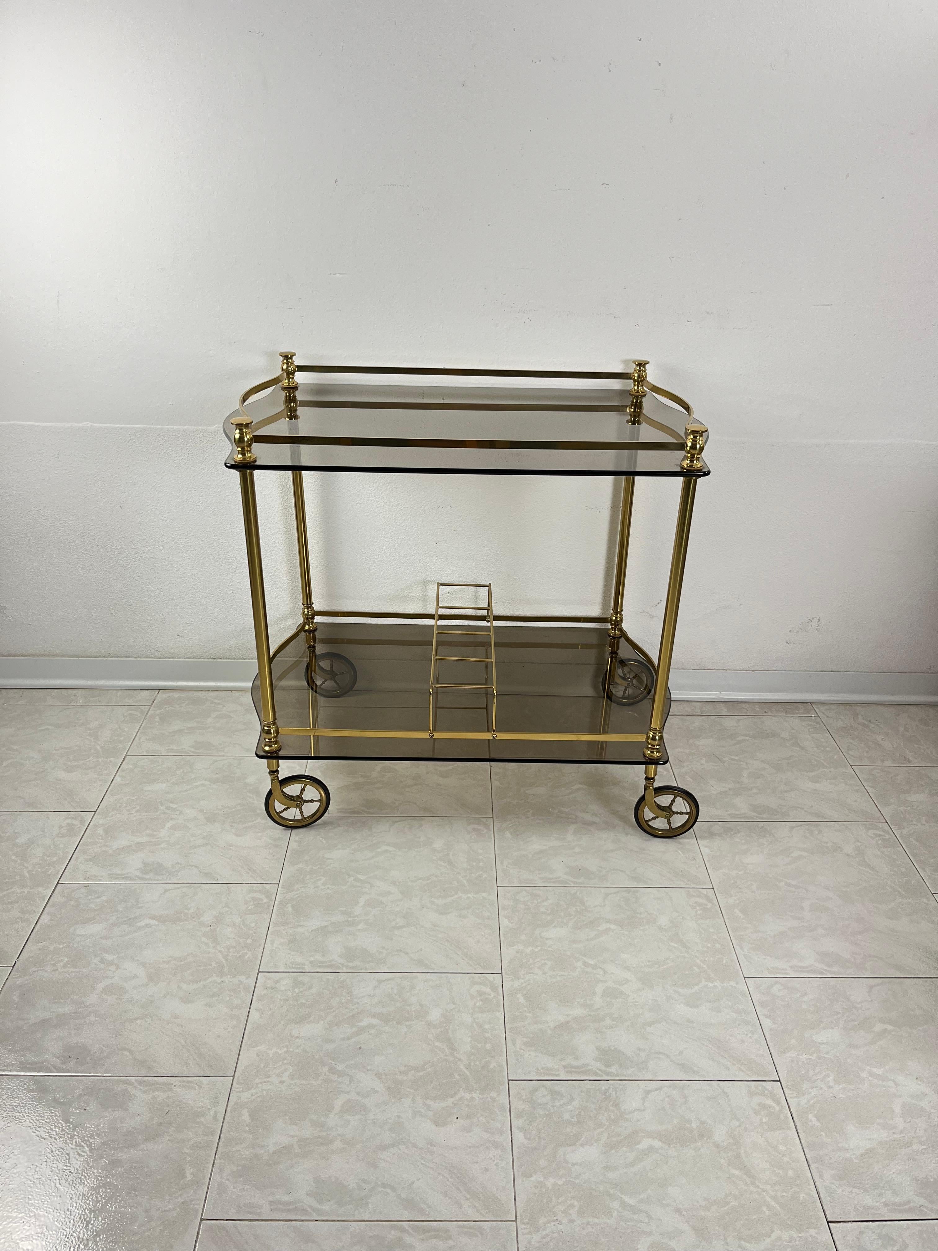 Chariot de bar italien en laiton et plateaux en verre fumé de style Hollywood Regency des années 1960 en vente 7