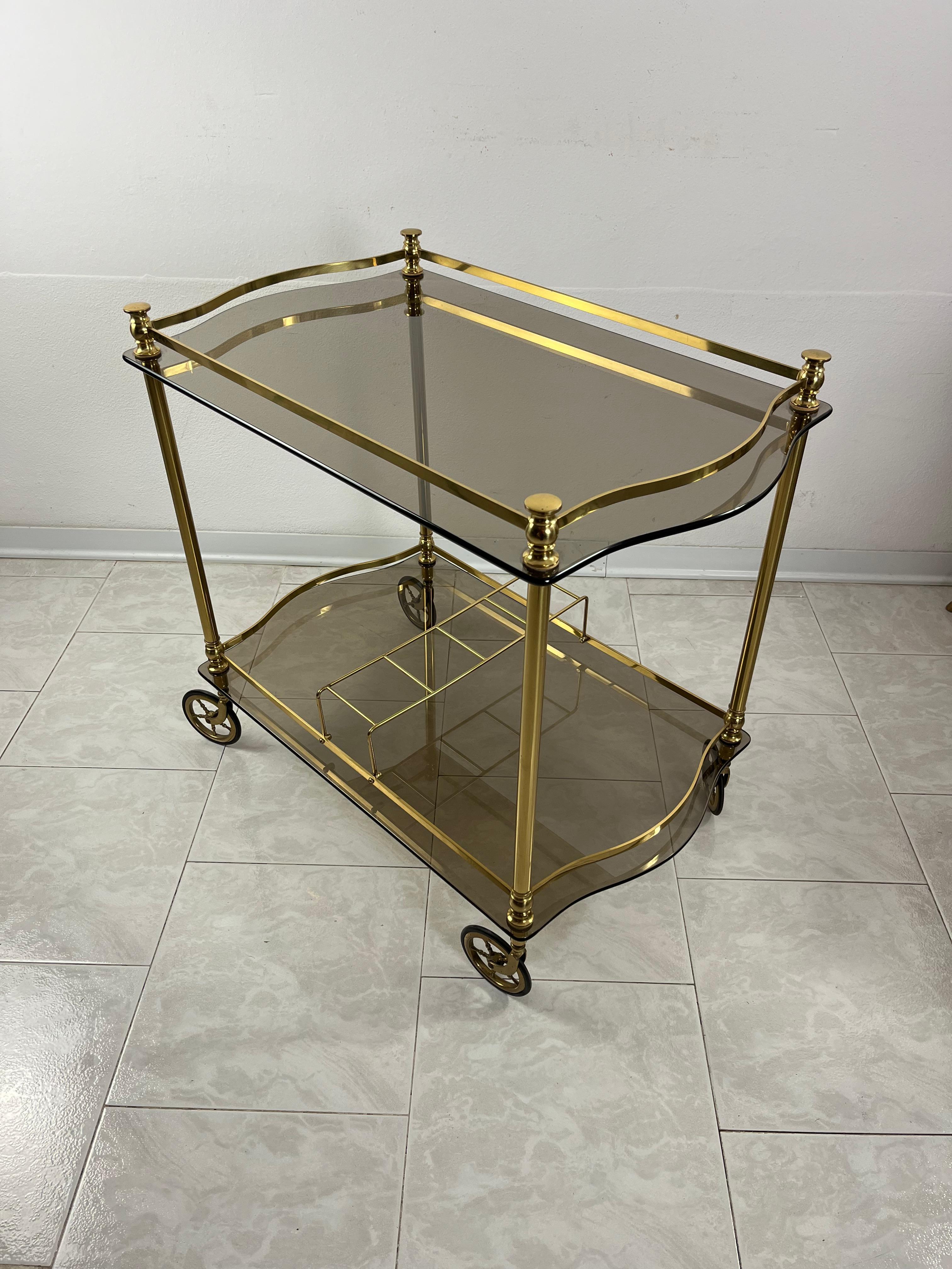 Chariot de bar italien en laiton et plateaux en verre fumé de style Hollywood Regency des années 1960 Bon état - En vente à Palermo, IT