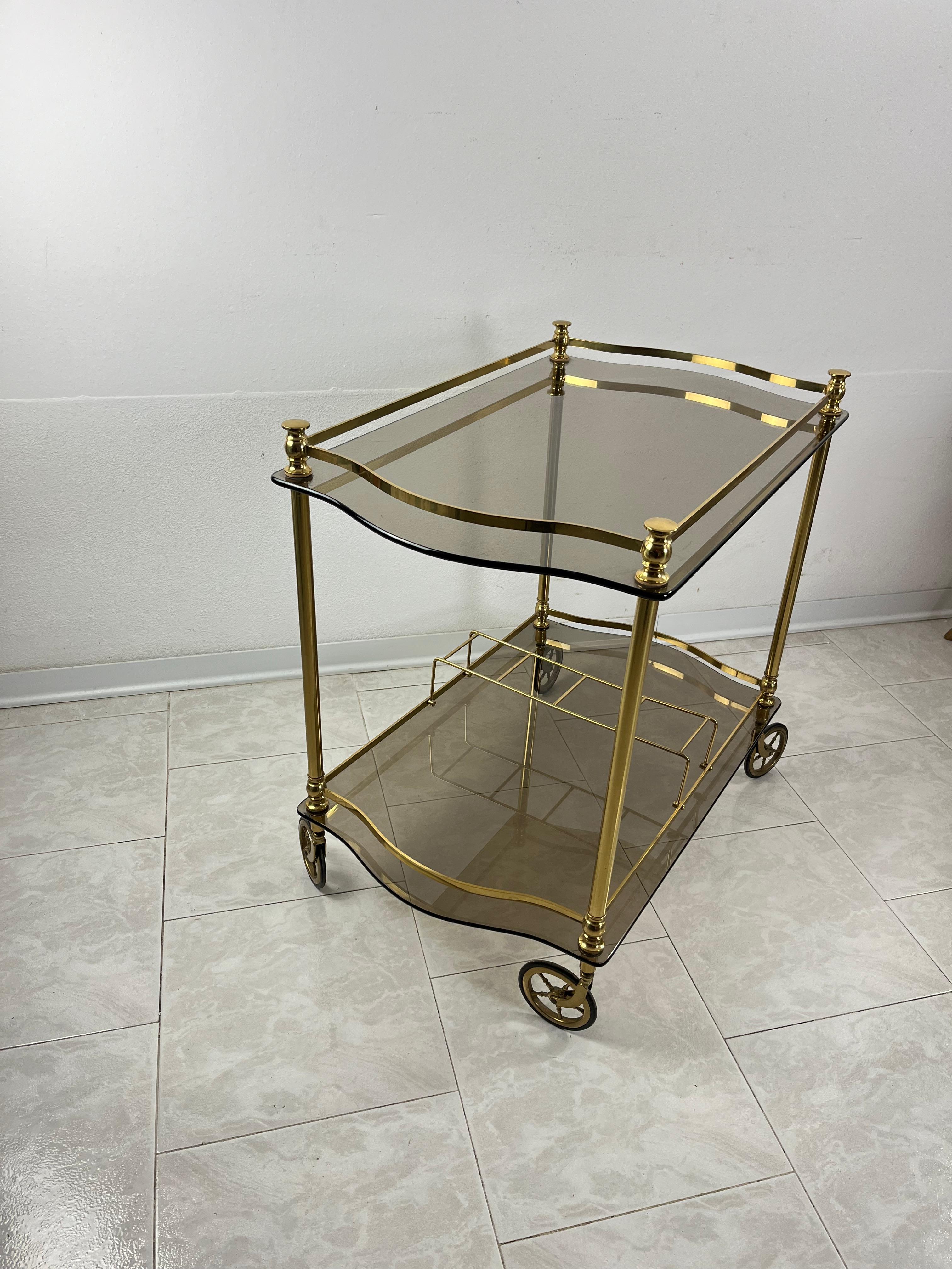 Milieu du XXe siècle Chariot de bar italien en laiton et plateaux en verre fumé de style Hollywood Regency des années 1960 en vente