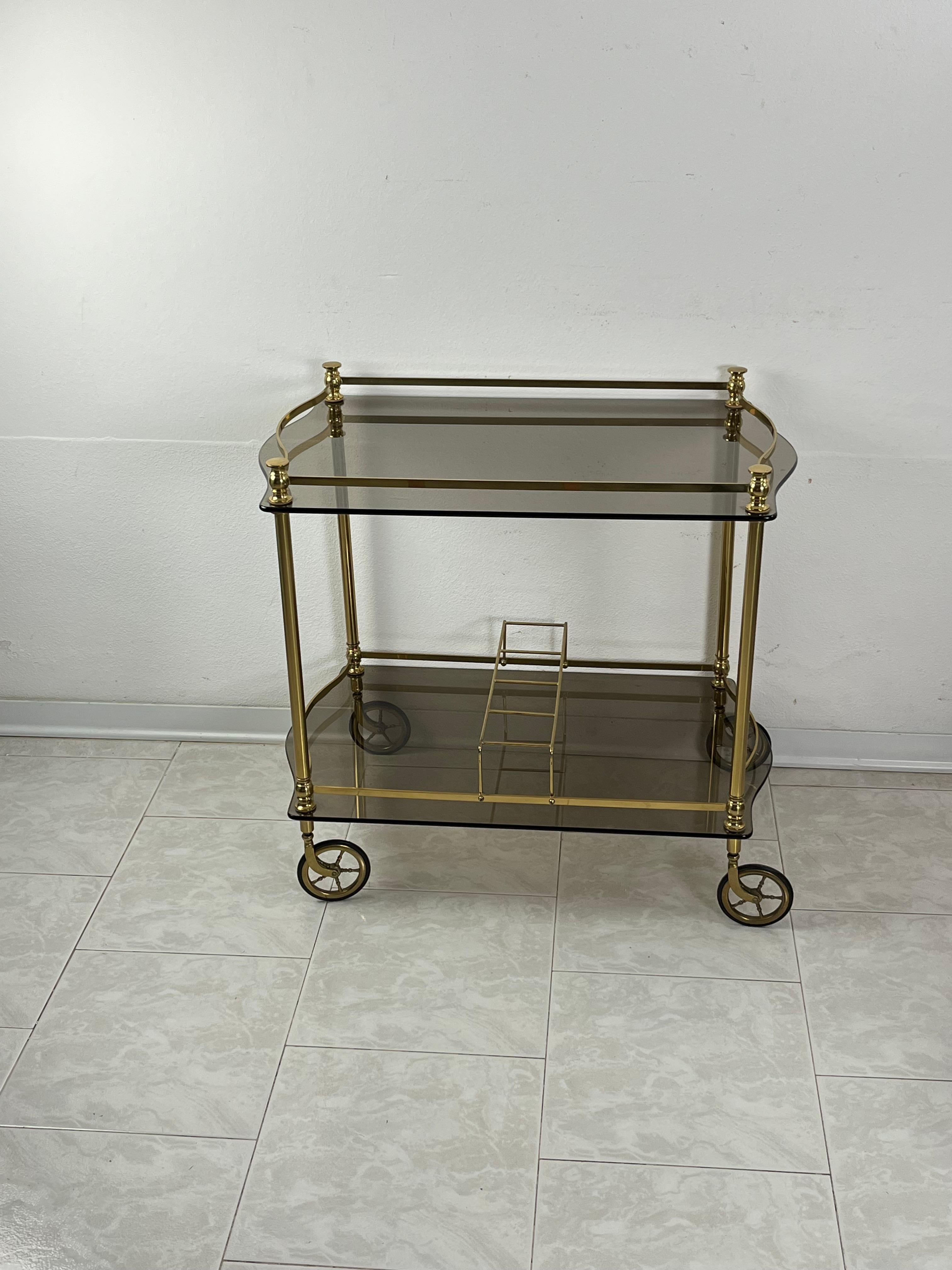 Laiton Chariot de bar italien en laiton et plateaux en verre fumé de style Hollywood Regency des années 1960 en vente