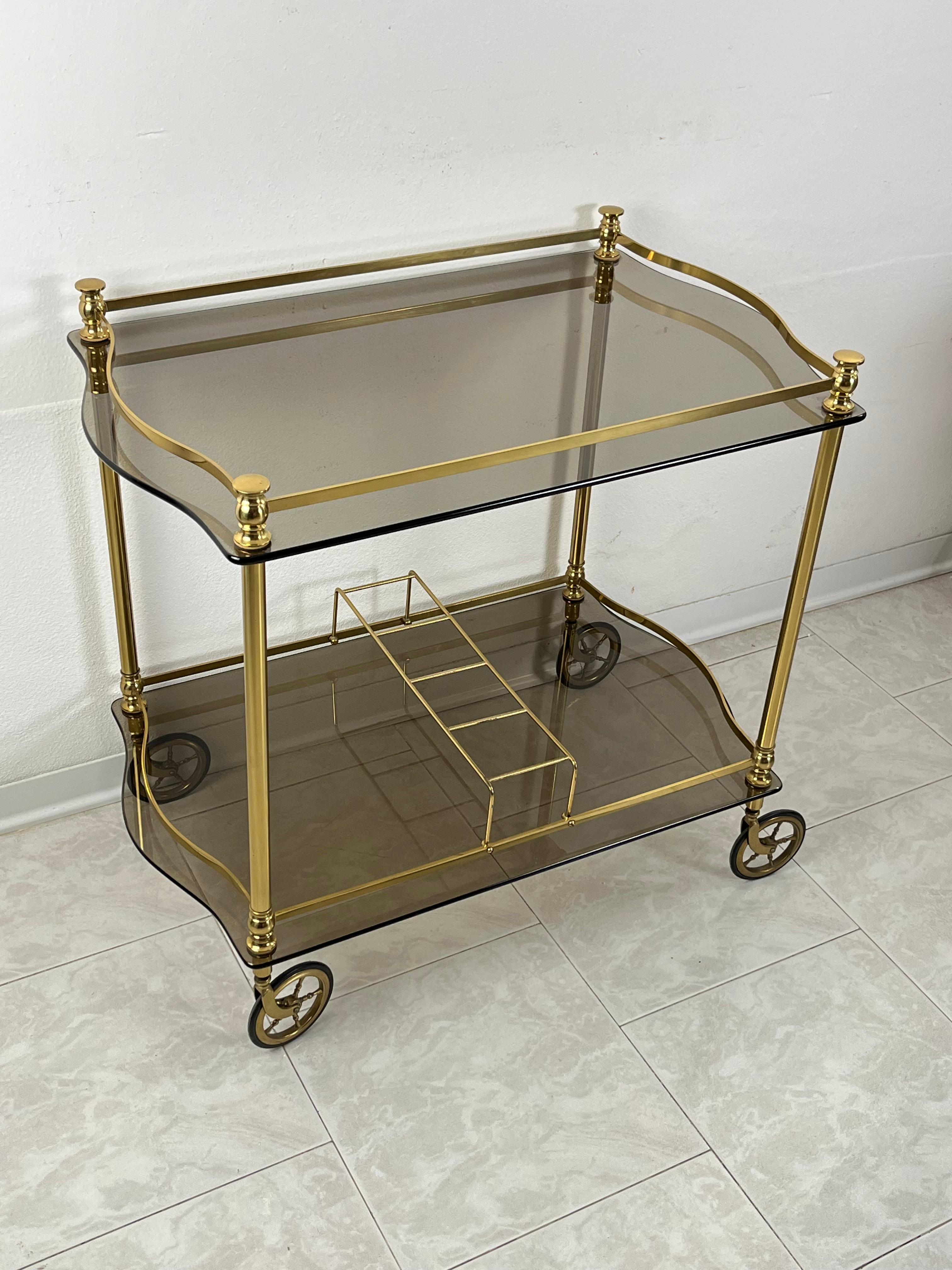 Chariot de bar italien en laiton et plateaux en verre fumé de style Hollywood Regency des années 1960 en vente 1