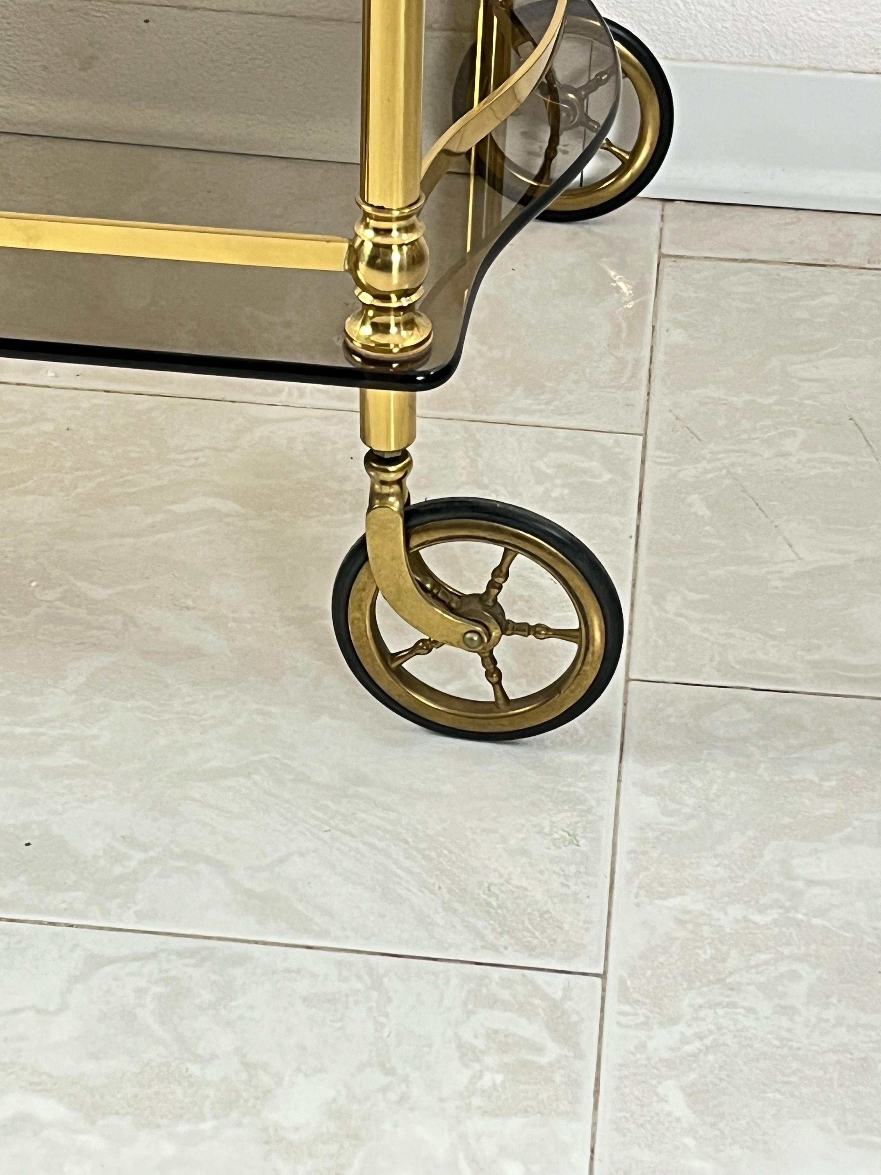 Chariot de bar italien en laiton et plateaux en verre fumé de style Hollywood Regency des années 1960 en vente 3