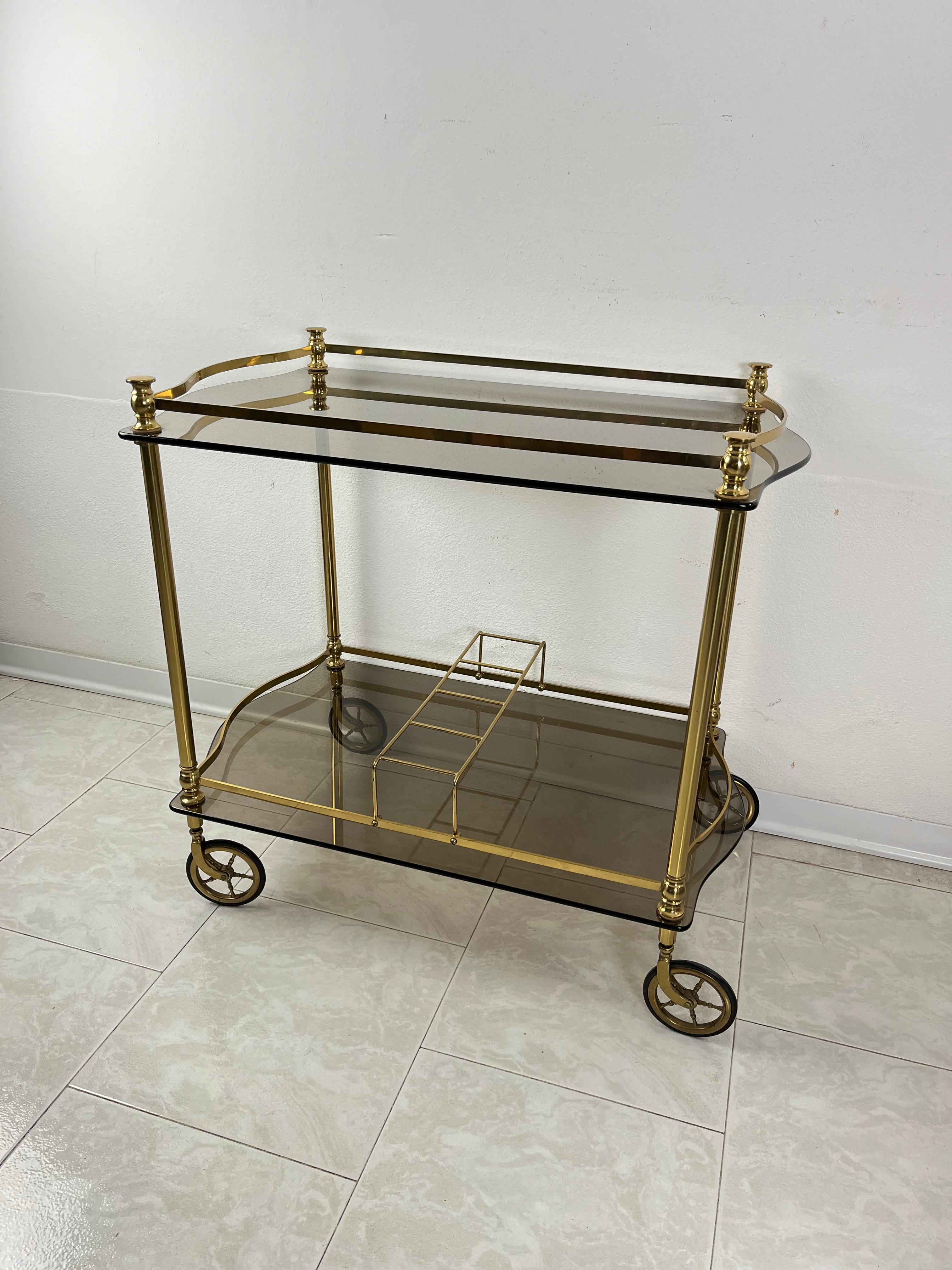 Chariot de bar italien en laiton et plateaux en verre fumé de style Hollywood Regency des années 1960 en vente 4