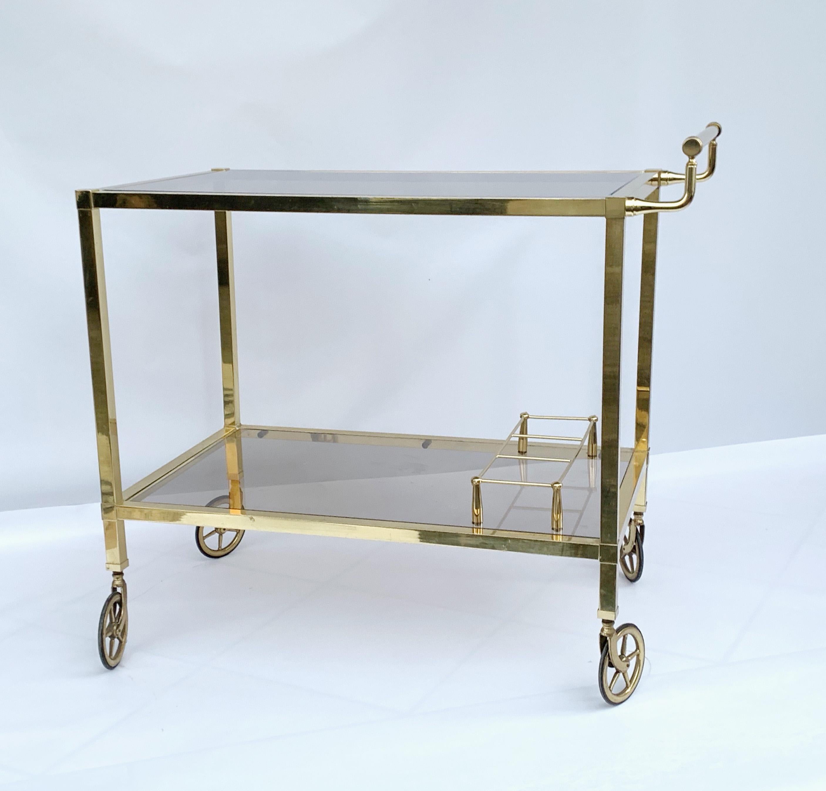 Carrito de bar italiano de dos niveles y cristal ahumado, Italia Años 70, Latón dorado siglo XX en venta