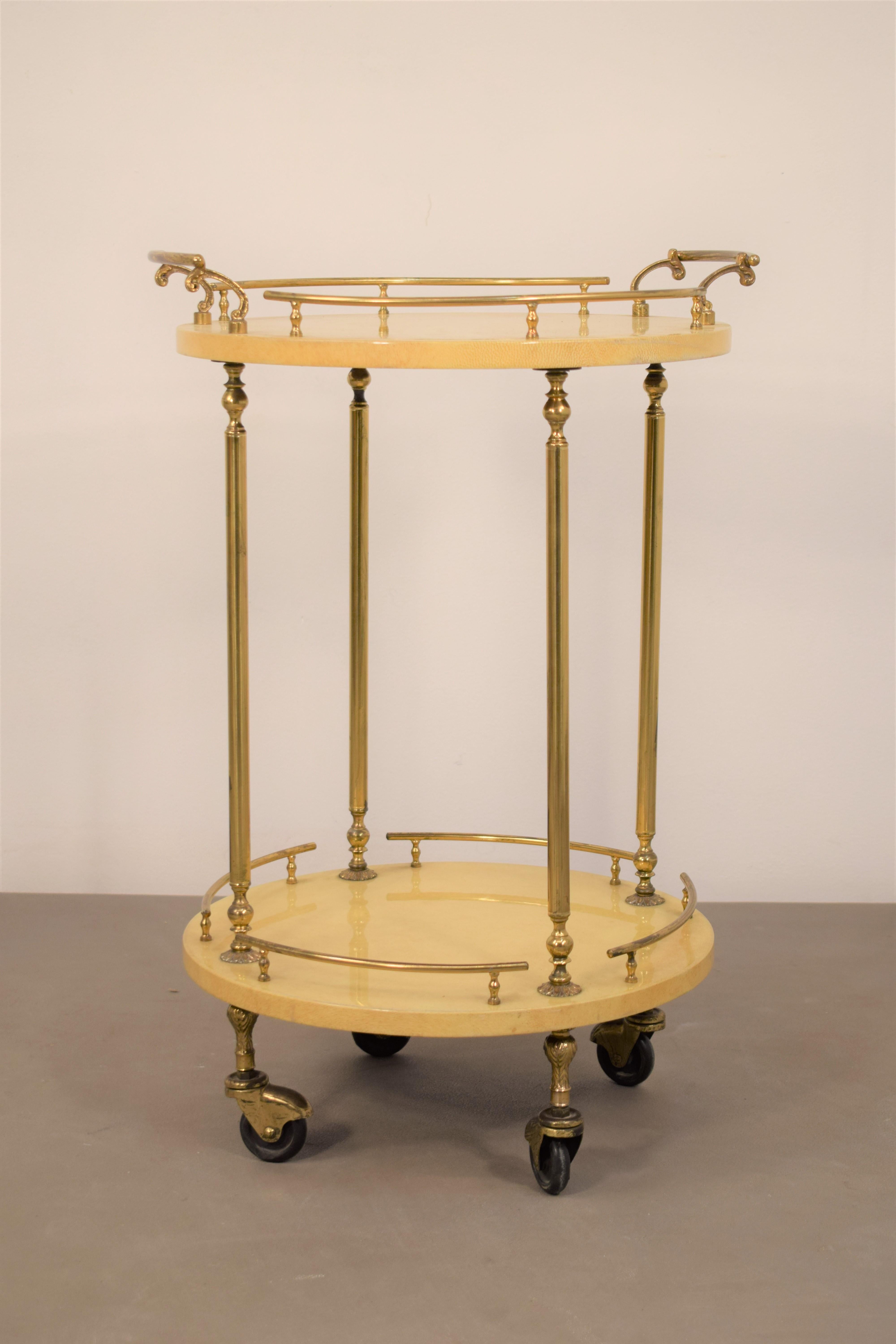 Italian midcentury bar cart or trolley in lacquered goatskin by Aldo Tura, 1960s.
Dimensions: H= 60 cm; D= 36 cm.