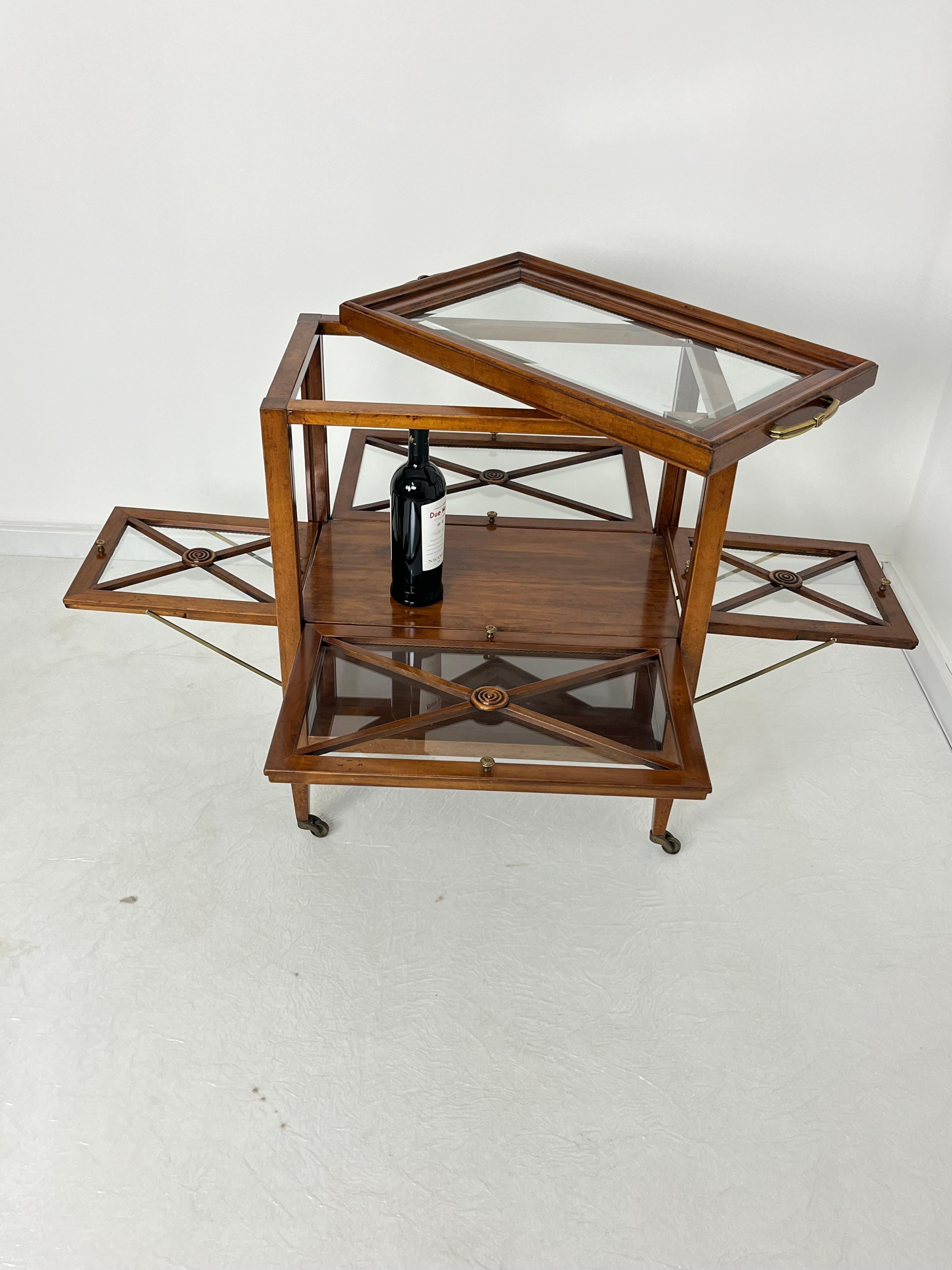 Italian Bar Cart with folding sides and removable tray, brass handles, 1980s In Good Condition For Sale In Palermo, IT