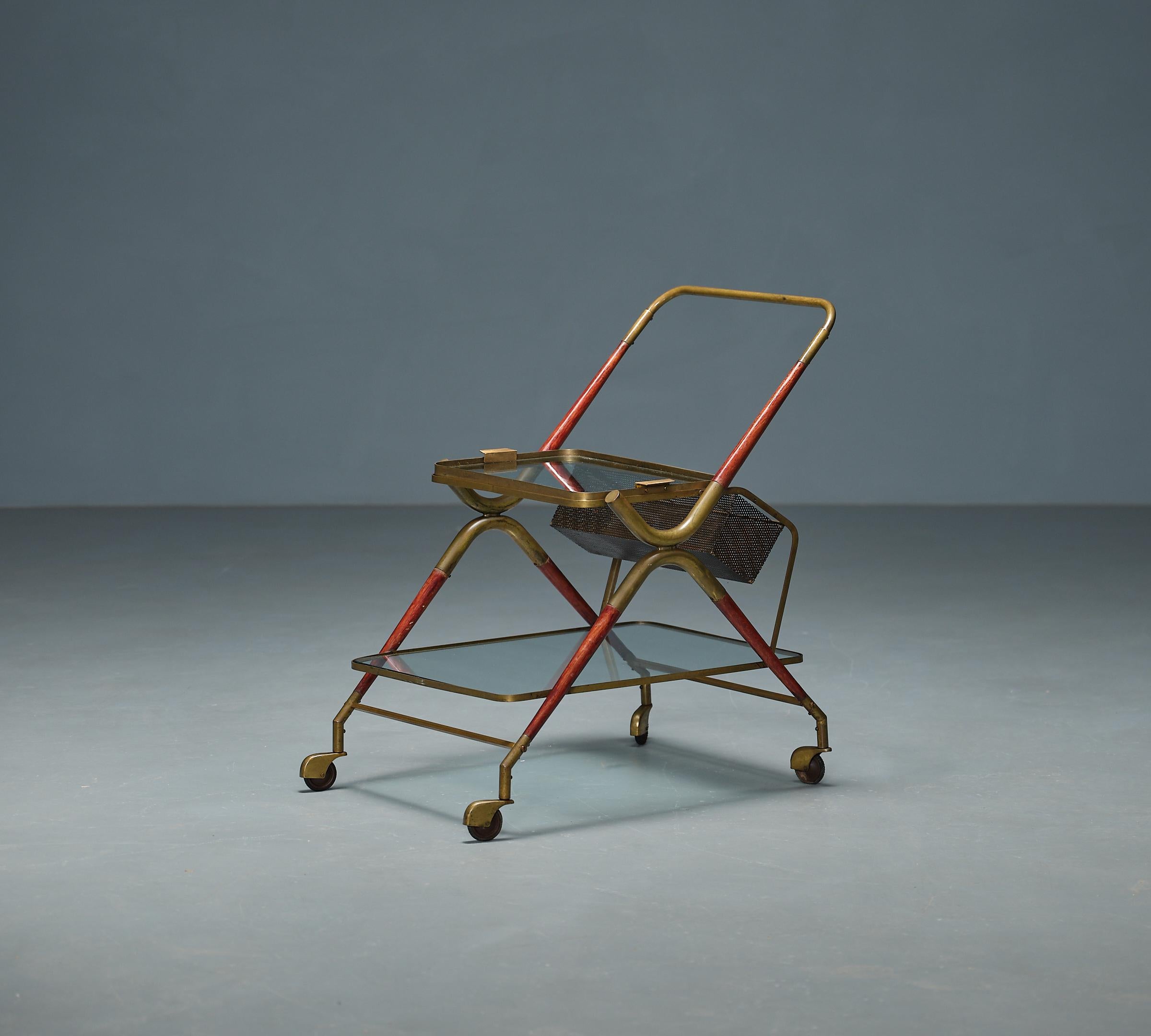 Mid-Century Modern Chariot de bar italien avec plateau amovible, laiton et bois laqué en vente