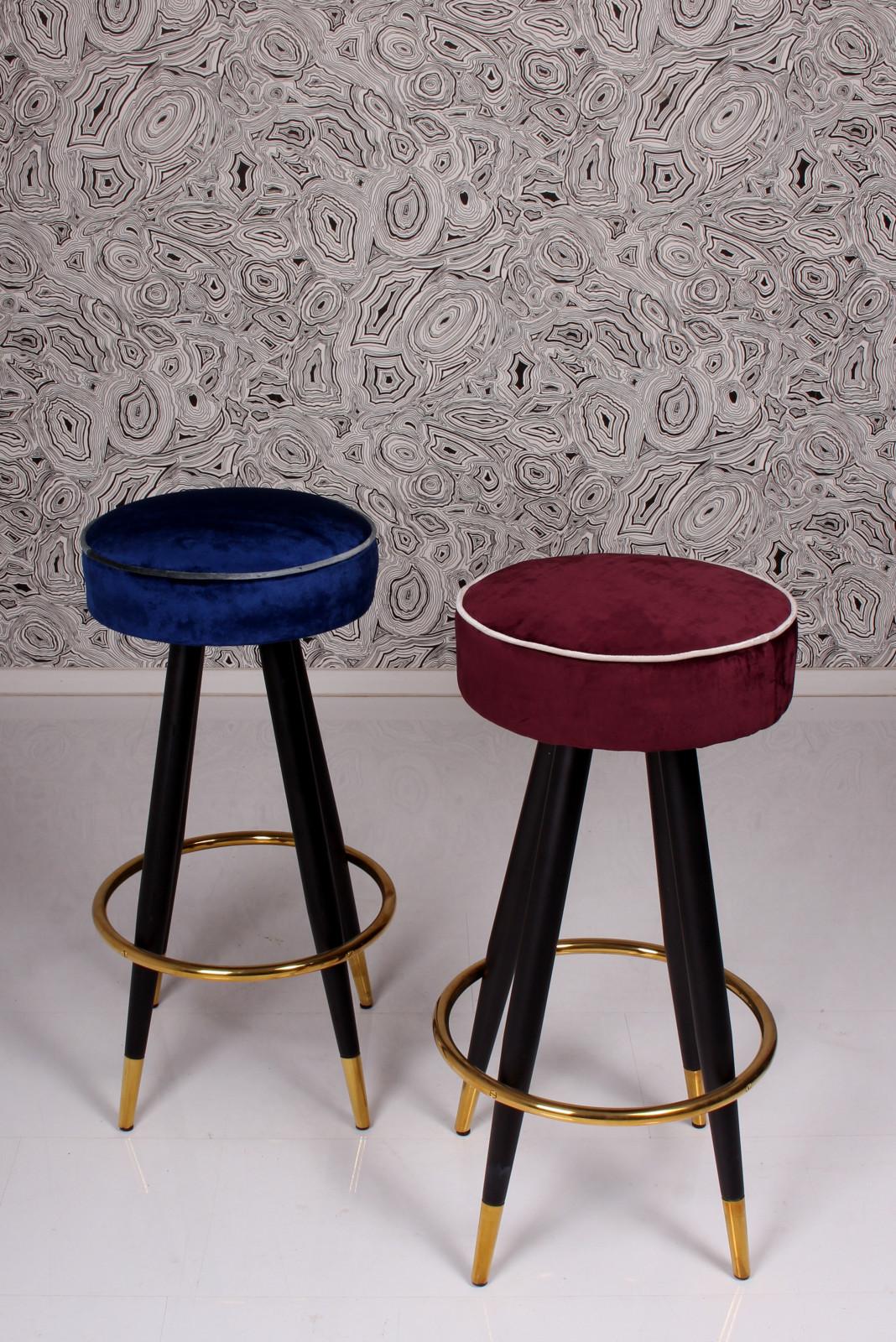 Italien 
VELOURS BLEU PROFOND 
TABOURET DE BAR / COMPTOIR 
BLEU PROFOND
Style années 1950 / 1960 
Fer laqué / Laiton massif / Velours / Rembourré

