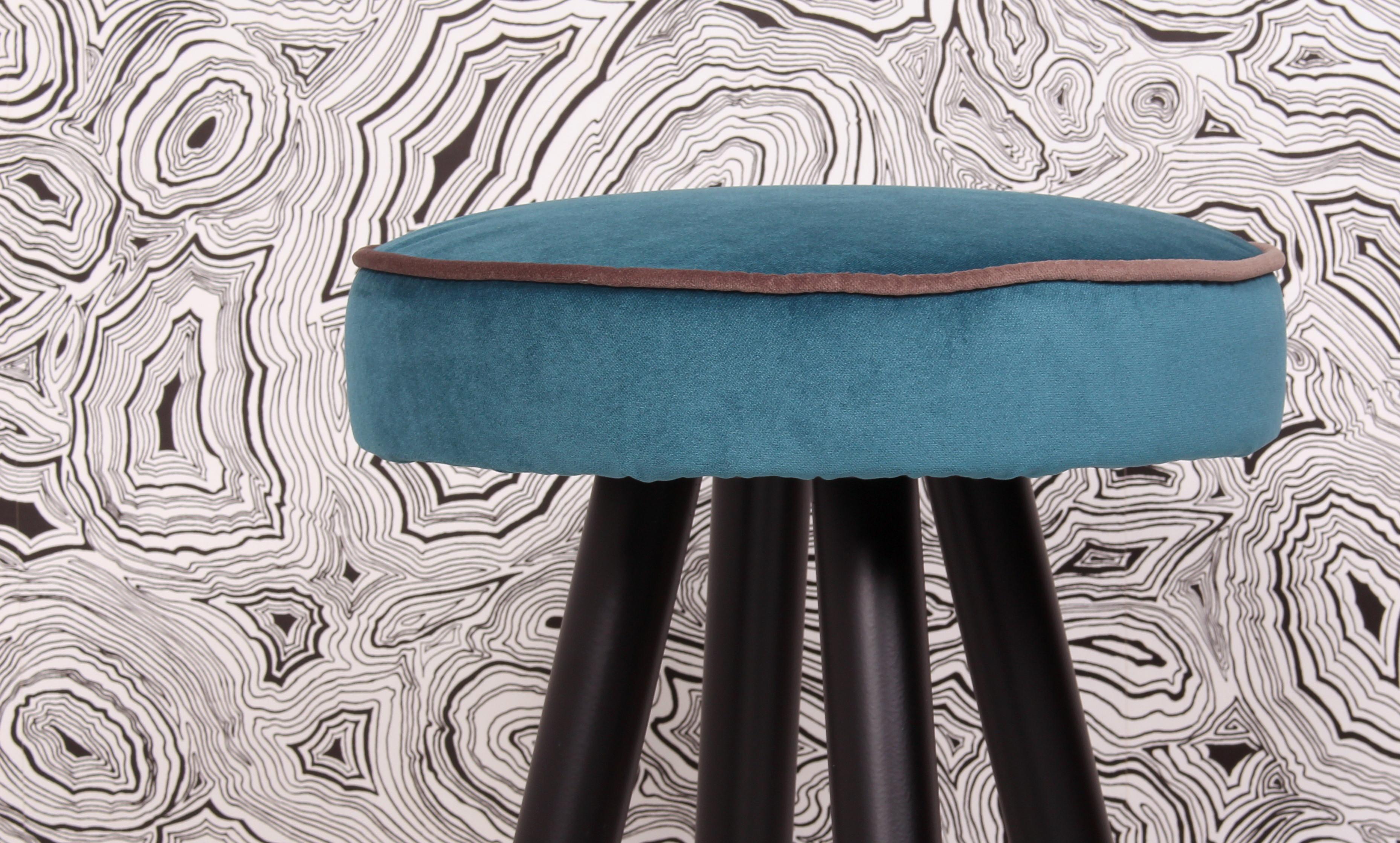 Italien 
TURQUOISE
TABOURET DE BAR / COMPTOIR 
TURQUOISE
Style années 1950 / 1960 
Fer laqué / Laiton massif / Velours / Rembourré
hq mousse rembourrée et kedered

