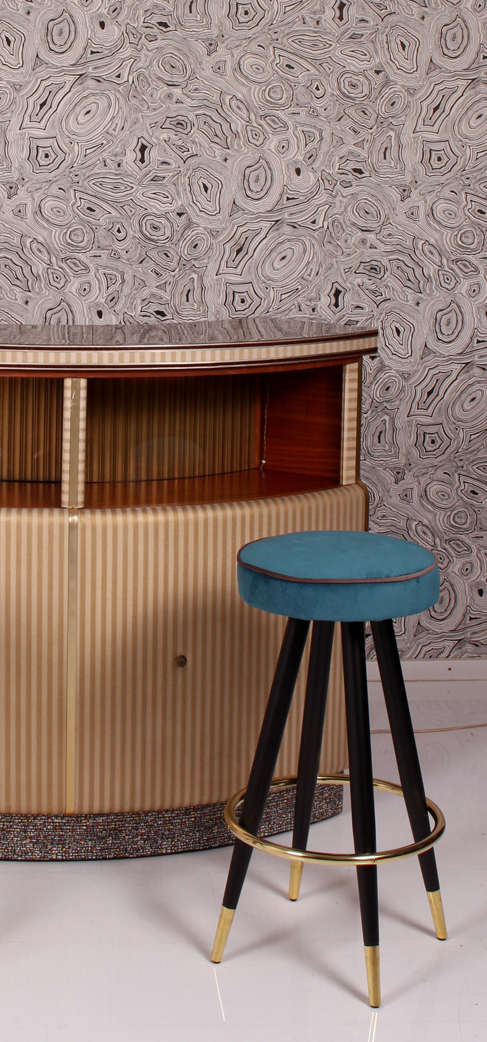 Italien 
TURQUOISE
TABOURET DE BAR / COMPTOIR 
TURQUOISE
Style années 1950 / 1960 
Fer laqué / Laiton massif / Velours / Rembourré
hq mousse rembourrée et kedered
