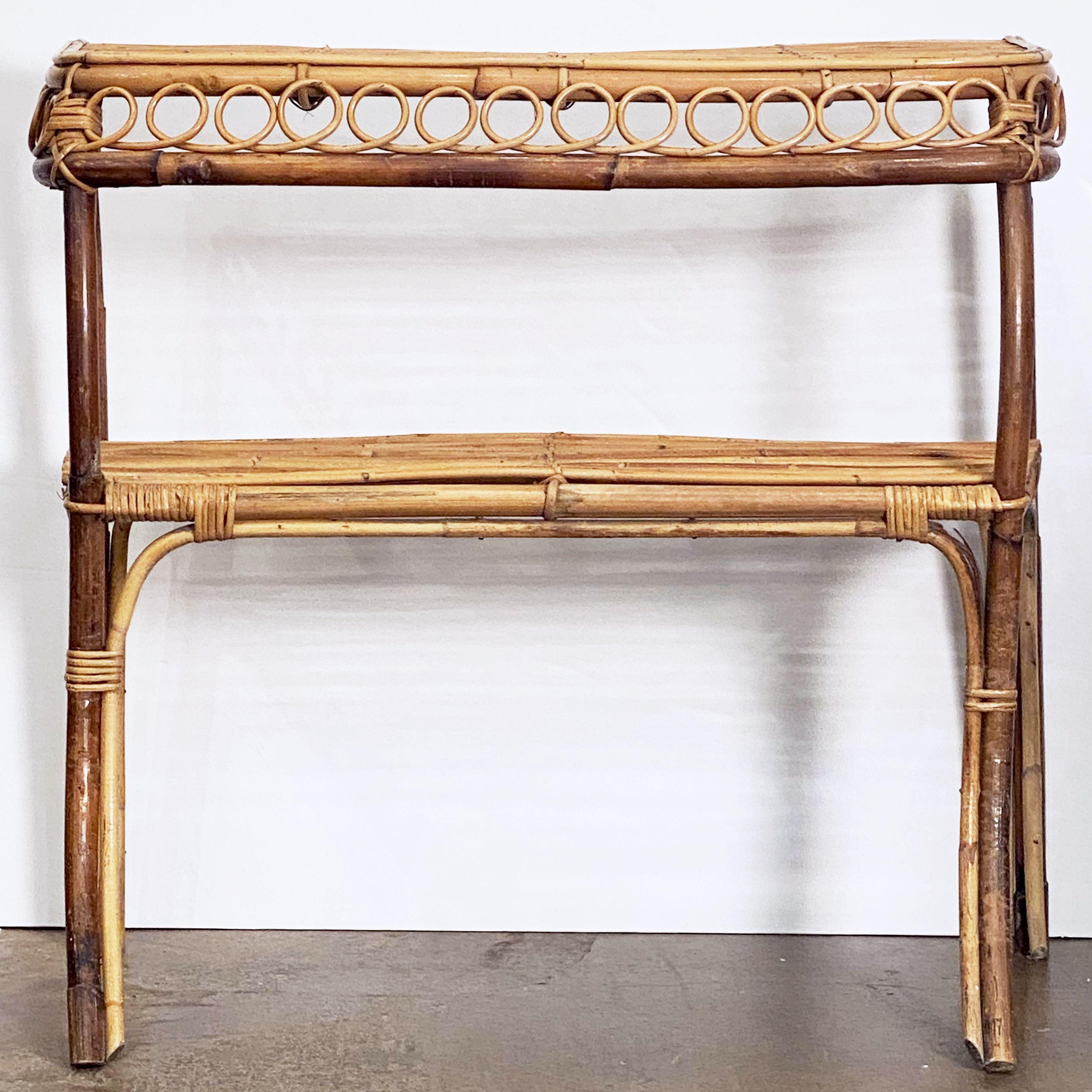 A fine Italian drinks bar for cocktails or console serving table of rattan, bamboo, and woven cane, featuring two tiers on a stylish frame of two facing serpentine legs and two two straight back legs.

Made in the style of Franco Albini in Italy