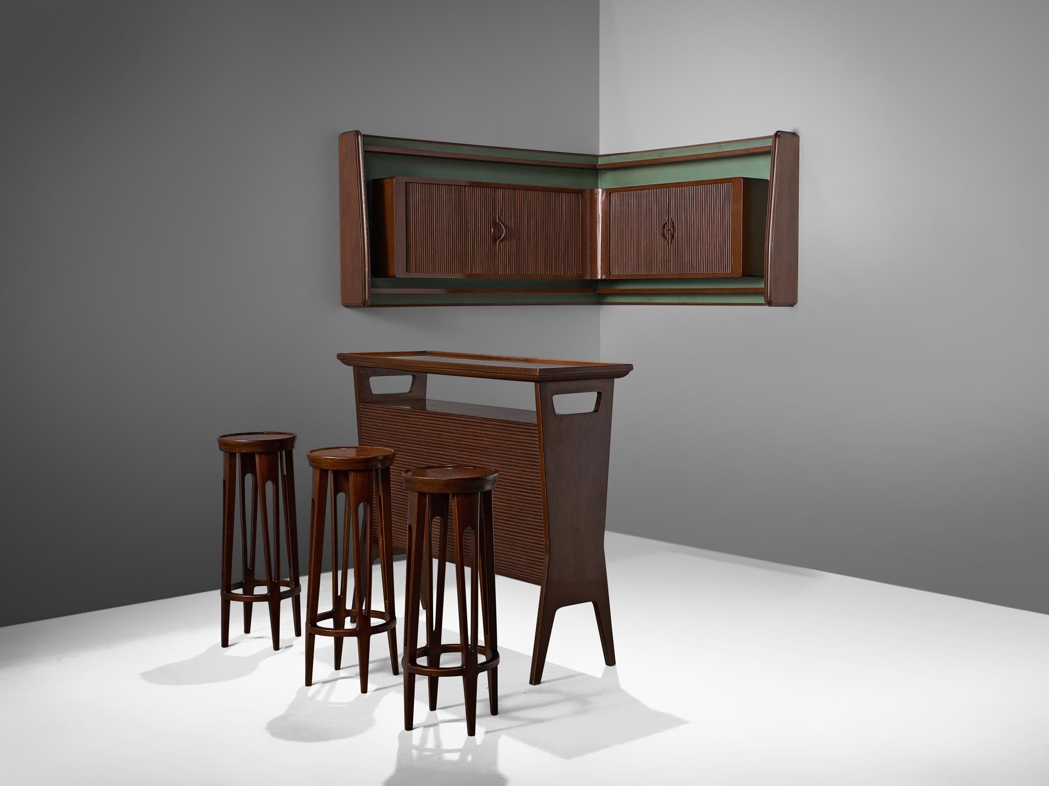 Hausbar mit Stühlen und Hängeschrank, Nussbaum, Holz, Italien, 1950er Jahre. 

Elegante, verspielte Privatbar mit passender Schrankwand und Hockern. Ein göttliches Set aus dem Herzen Italiens in den pulsierenden 1950er Jahren. Die Bar und die