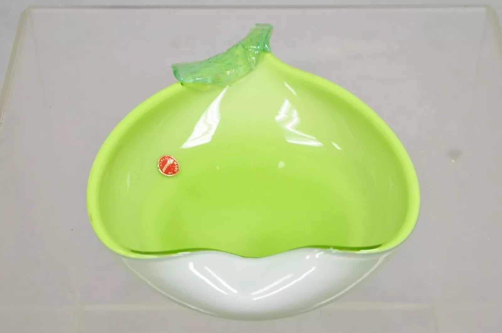 Plato de baratijas italiano Barbini de cristal de Murano en forma de pera verde y blanco en venta 4