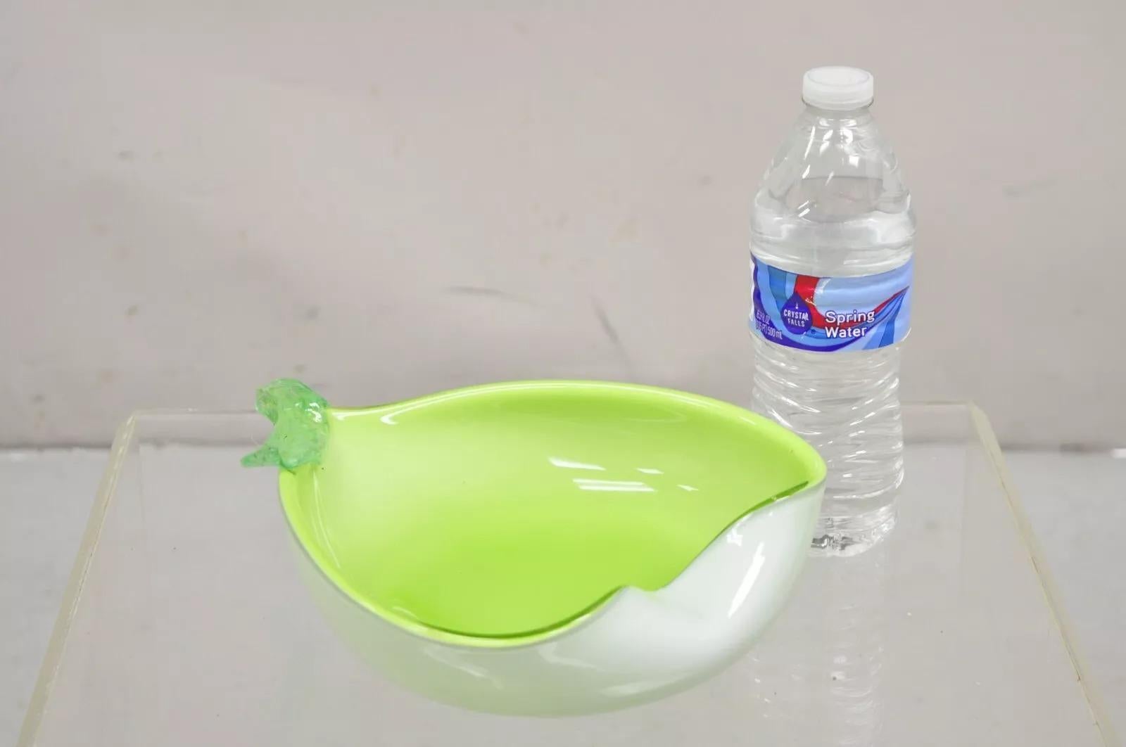 Plato baratija italiano Barbini de Murano en forma de pera verde y blanco de mediados del siglo XX. Mediados del siglo XX. Medidas: 3