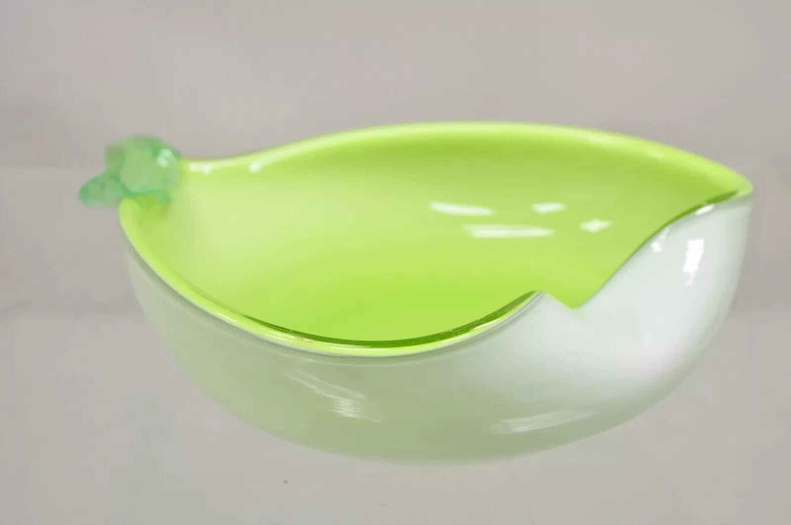 Plato de baratijas italiano Barbini de cristal de Murano en forma de pera verde y blanco en Excelente estado para la venta en Philadelphia, PA