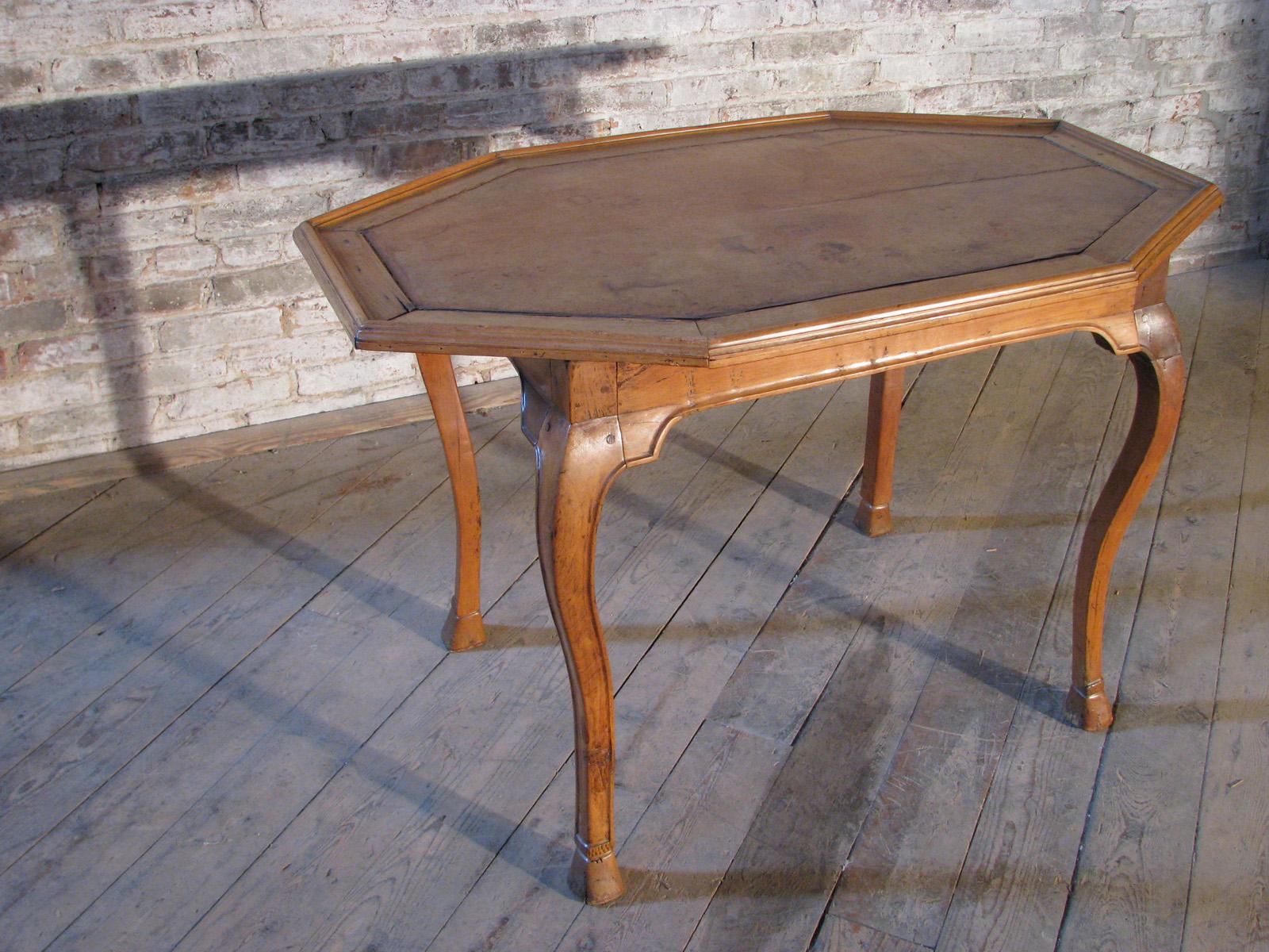 Italian Baroque 18th Century Octagonal Fruit Wood and Leather inset Center Table For Sale 2