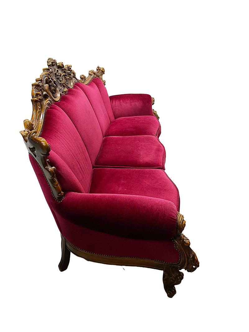 Italienisches Barocks 3-Sitzer-Sofa, 1970er-Jahre

Italienisches Barocksofa mit buntem Samtstoff. Das Kiefernholz ist in dunklerer Farbe lackiert und mit einem Blumen- und Blättermuster versehen. Der Stoff und das Holz weisen einige sehr kleine