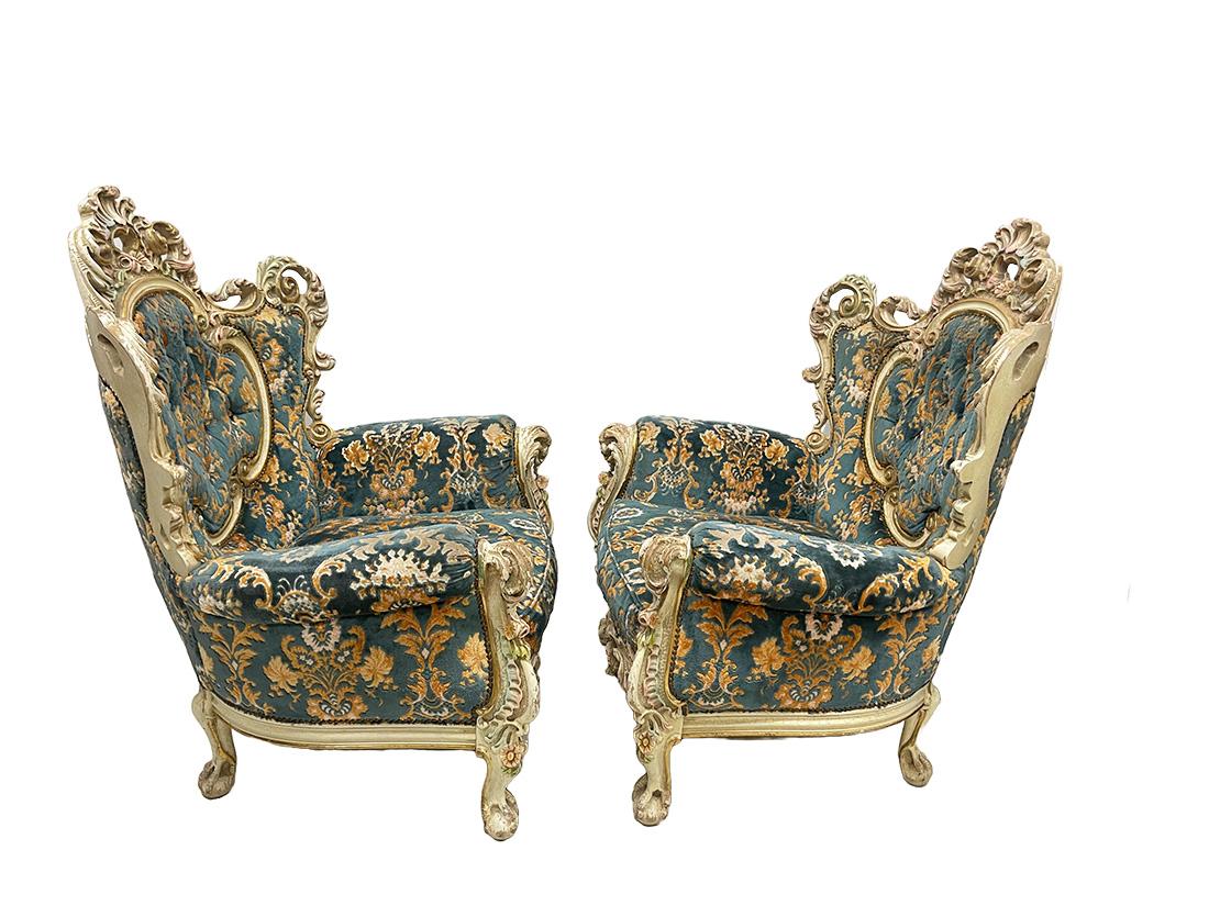 Poltrone barocche italiane, anni '70

Poltrone barocche italiane con velluto colorato. Il legno di pino è dipinto in colori chiari con un motivo a conchiglia con foglie floreali e a voluta. Il tessuto e il legno sono usurati all'inizio del