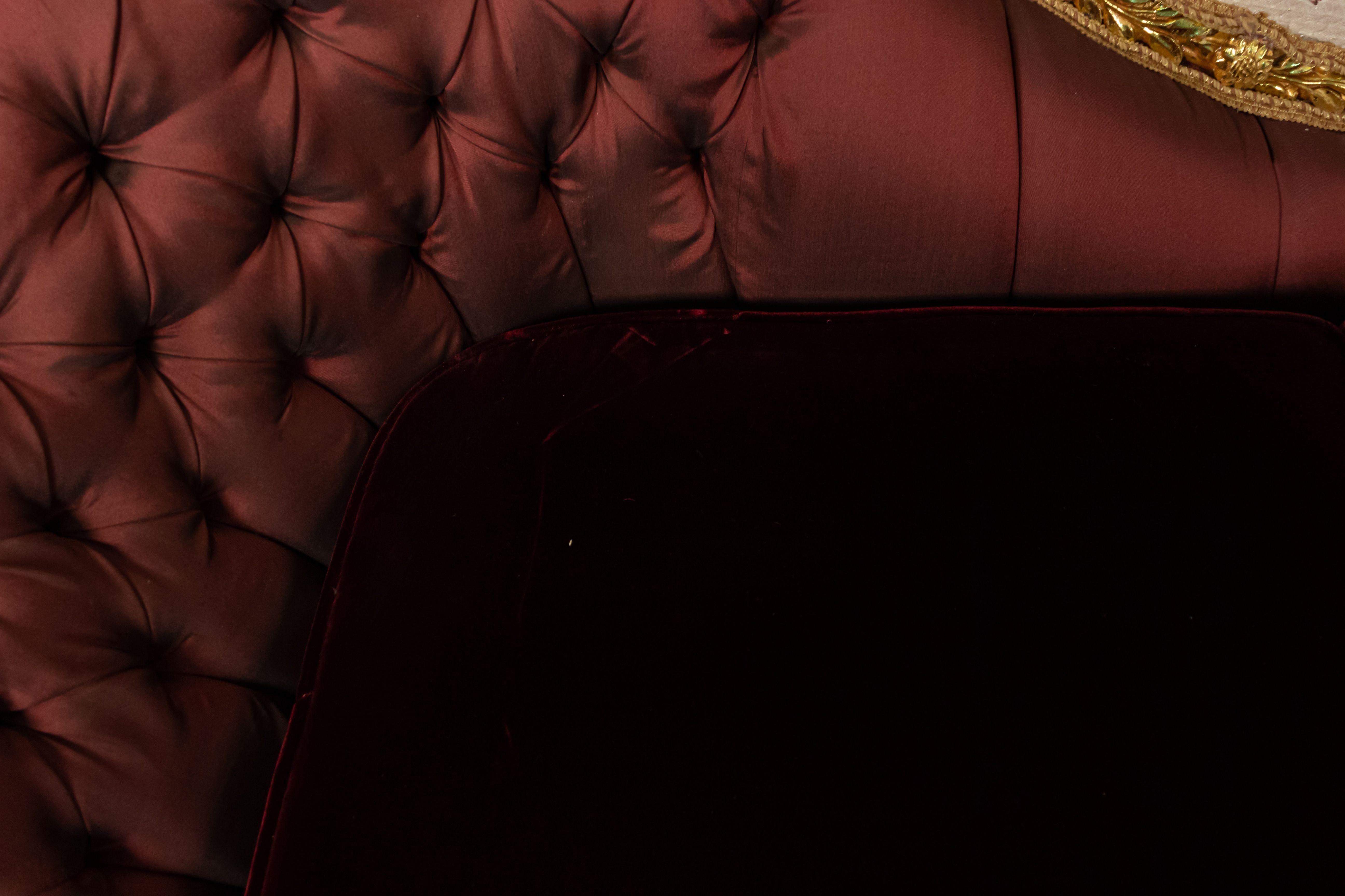 20ième siècle Settee baroque italienne touffetée bordeaux en vente