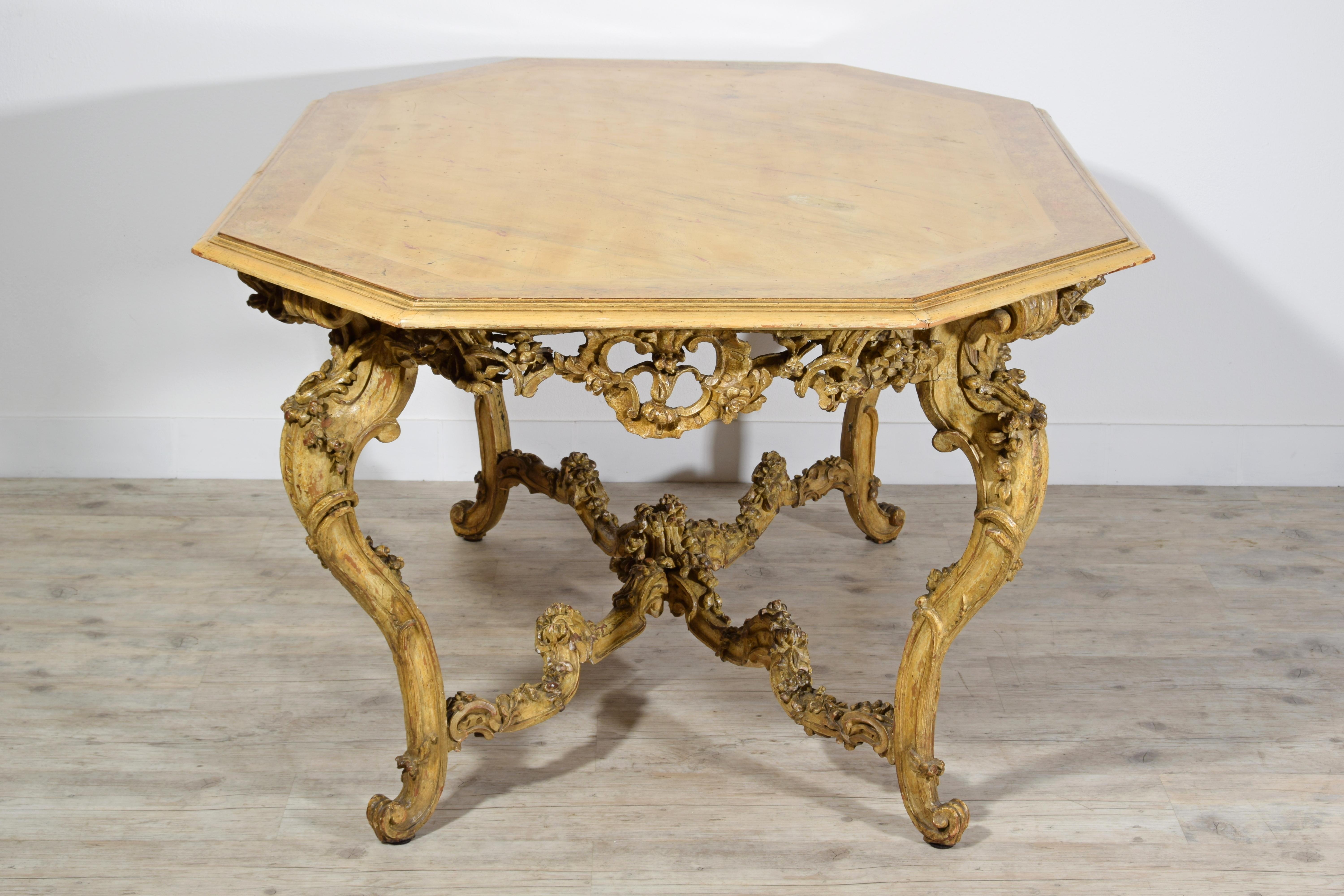 Italian Baroque Carved Gilt and Lacquered Wood Center Table, 18th Century For Sale 6