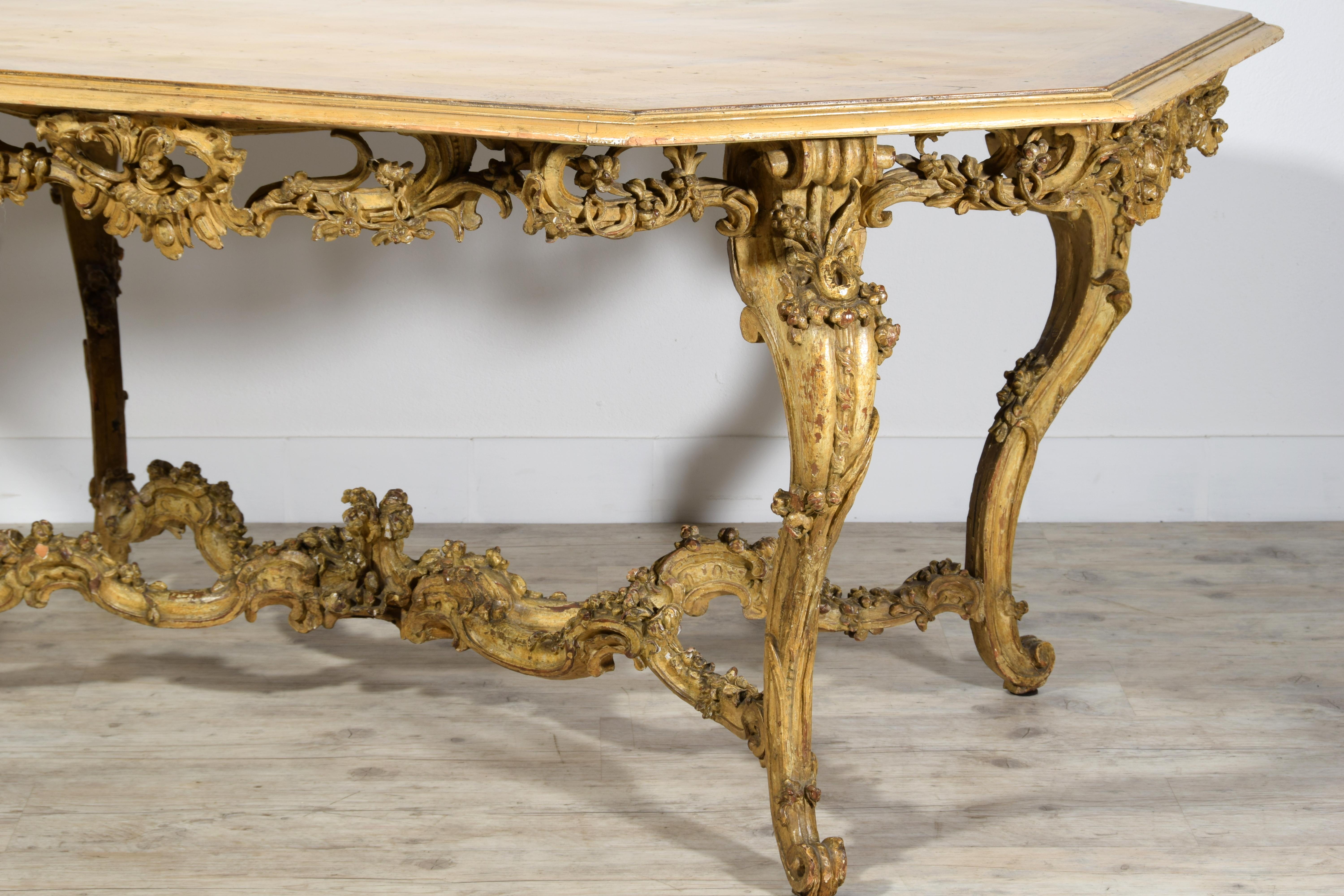 Italian Baroque Carved Gilt and Lacquered Wood Center Table, 18th Century For Sale 7