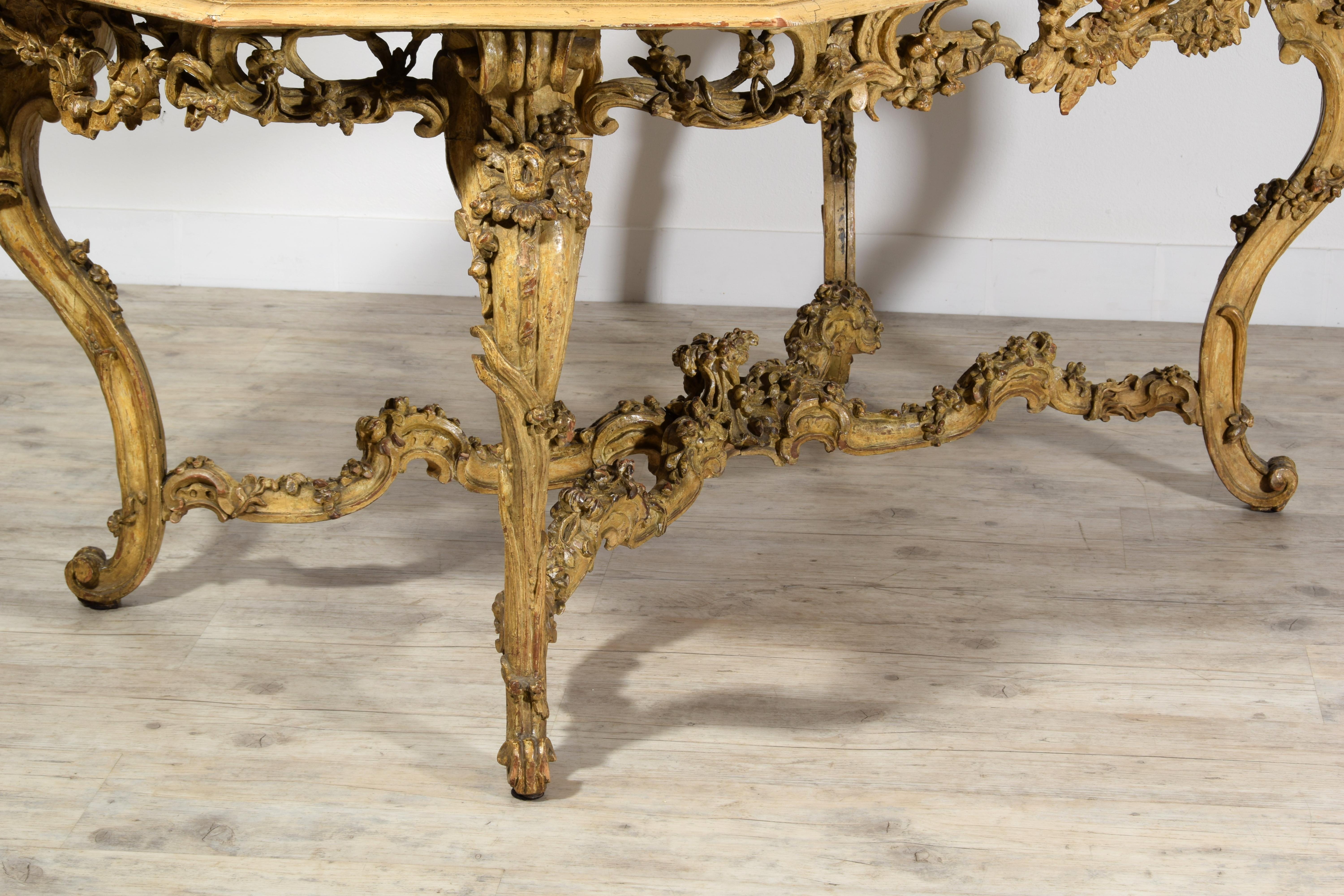 Italian Baroque Carved Gilt and Lacquered Wood Center Table, 18th Century For Sale 12