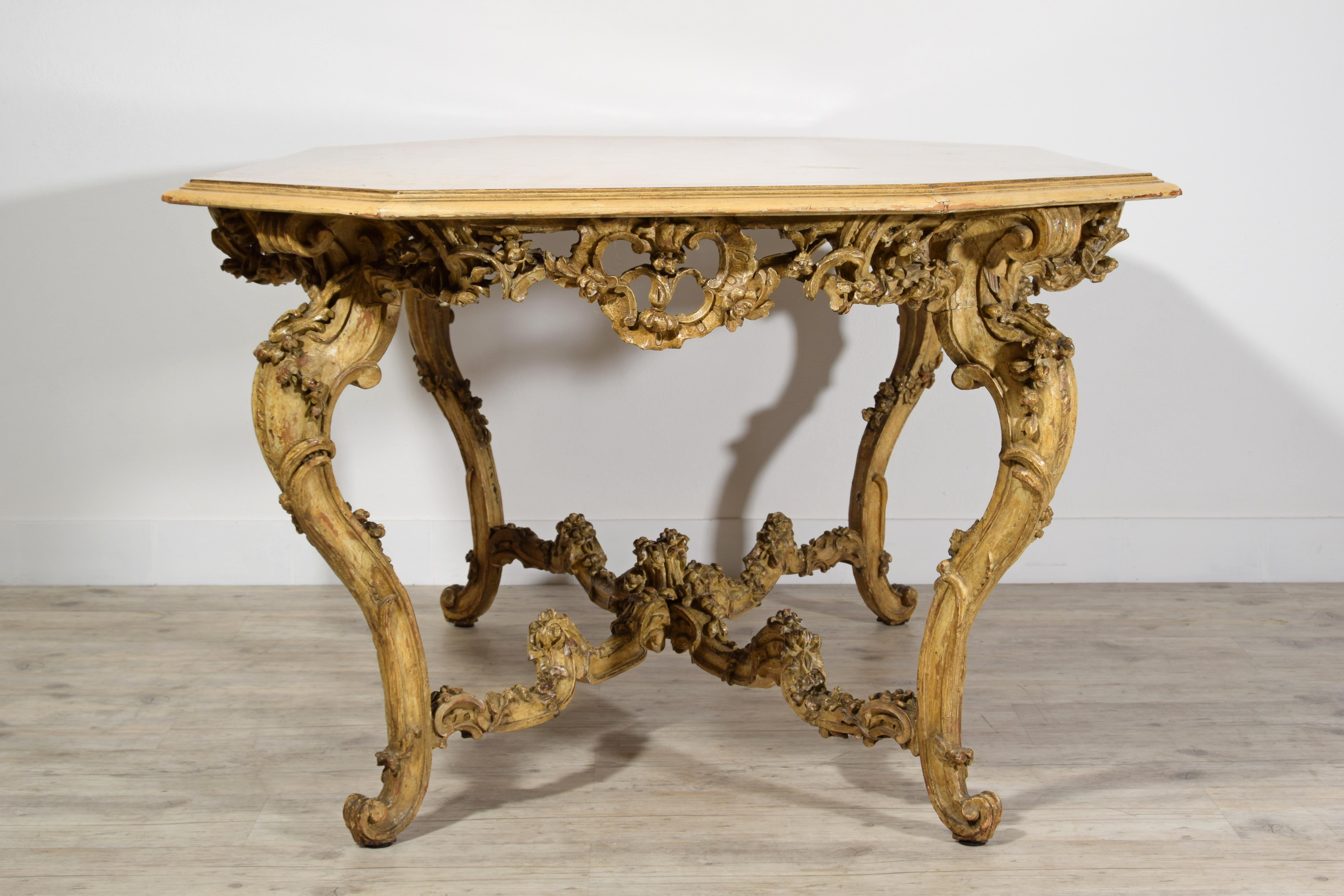 Italian Baroque Carved Gilt and Lacquered Wood Center Table, 18th Century For Sale 15