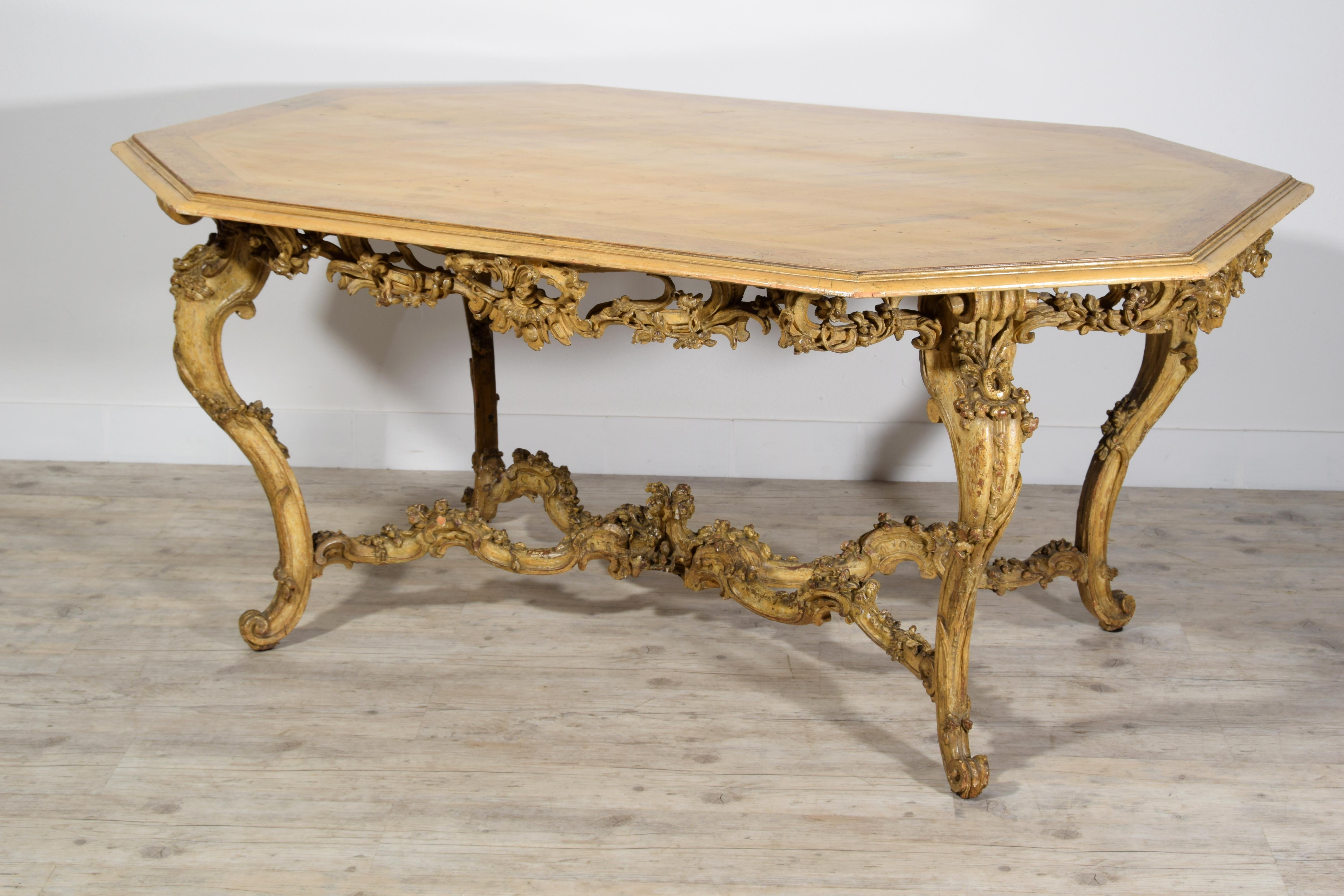 Italian Baroque Carved Gilt and Lacquered Wood Center Table, 18th Century For Sale 1