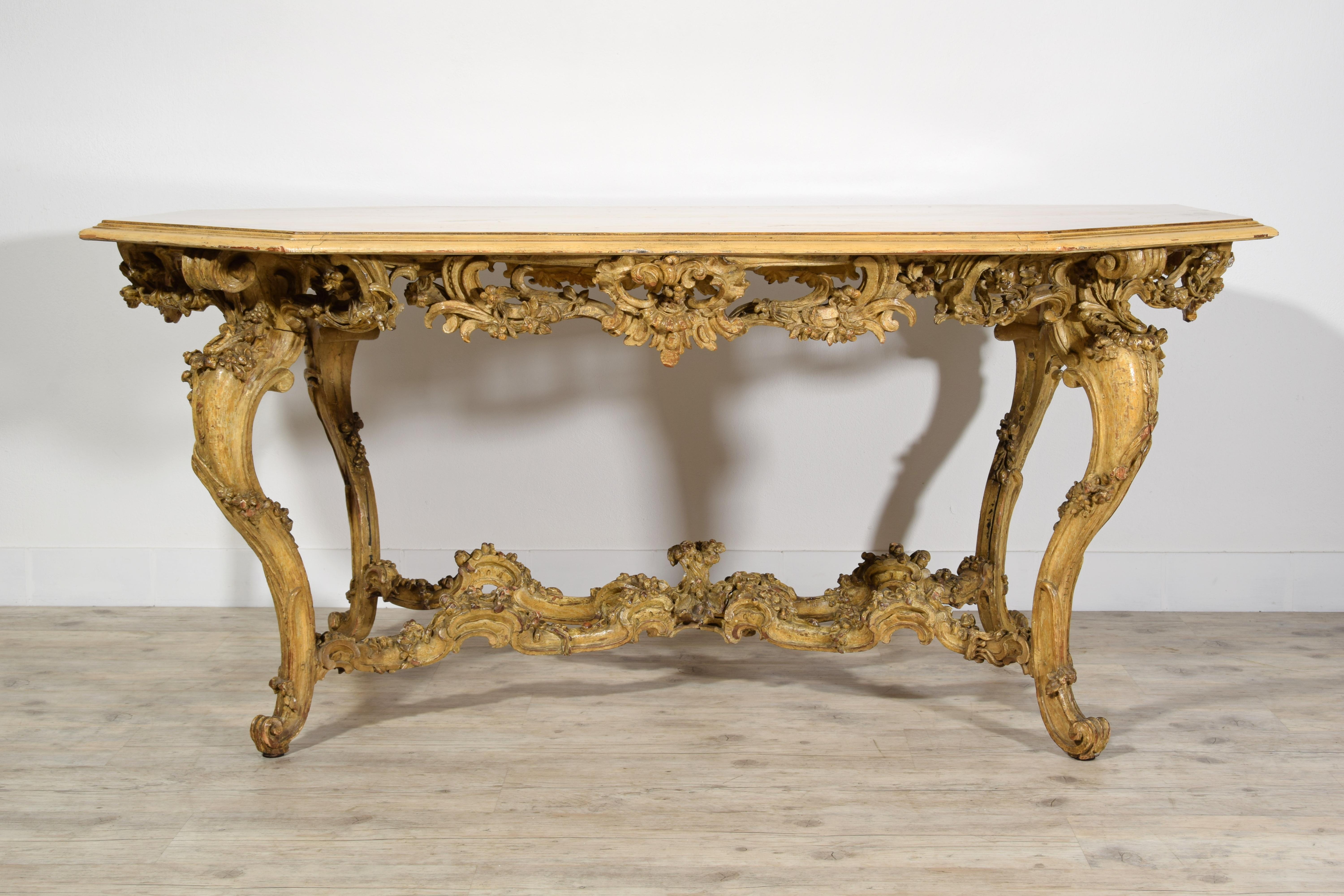 Italian Baroque Carved Gilt and Lacquered Wood Center Table, 18th Century For Sale 2
