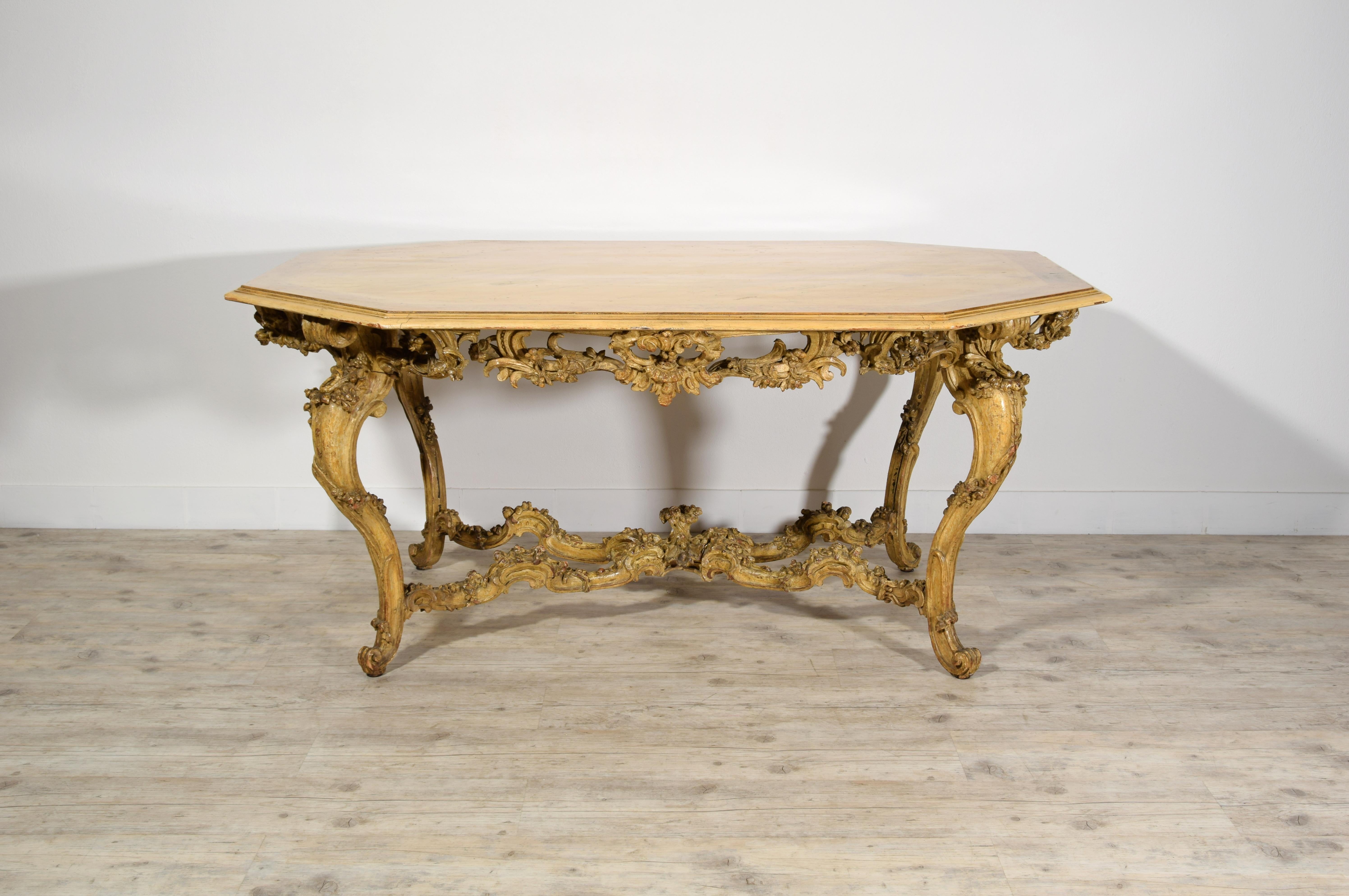 Italian Baroque Carved Gilt and Lacquered Wood Center Table, 18th Century For Sale 3