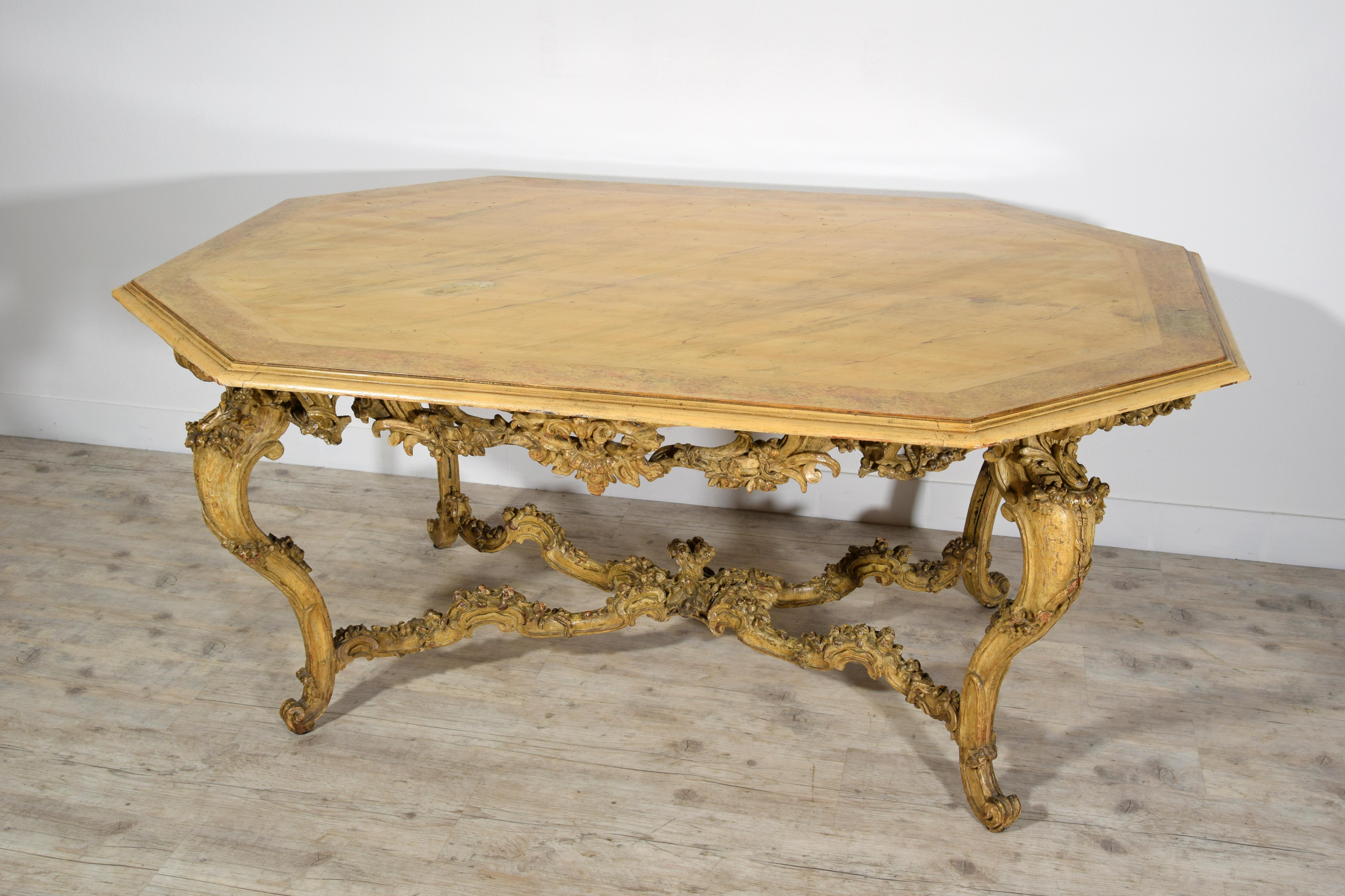 Italian Baroque Carved Gilt and Lacquered Wood Center Table, 18th Century For Sale 4