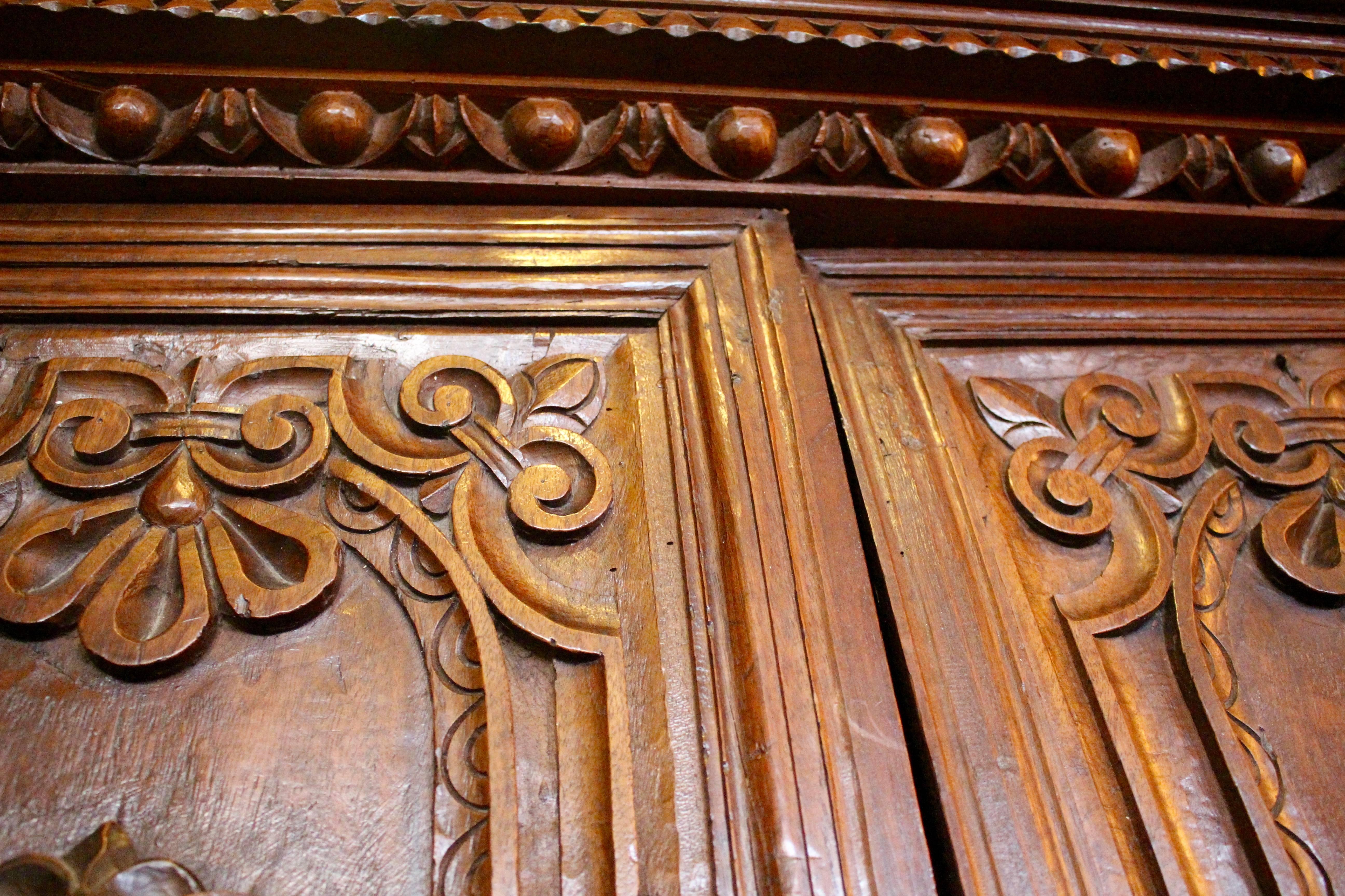 Italian Baroque Carved Walnut Cupboard, 17th Century For Sale 1