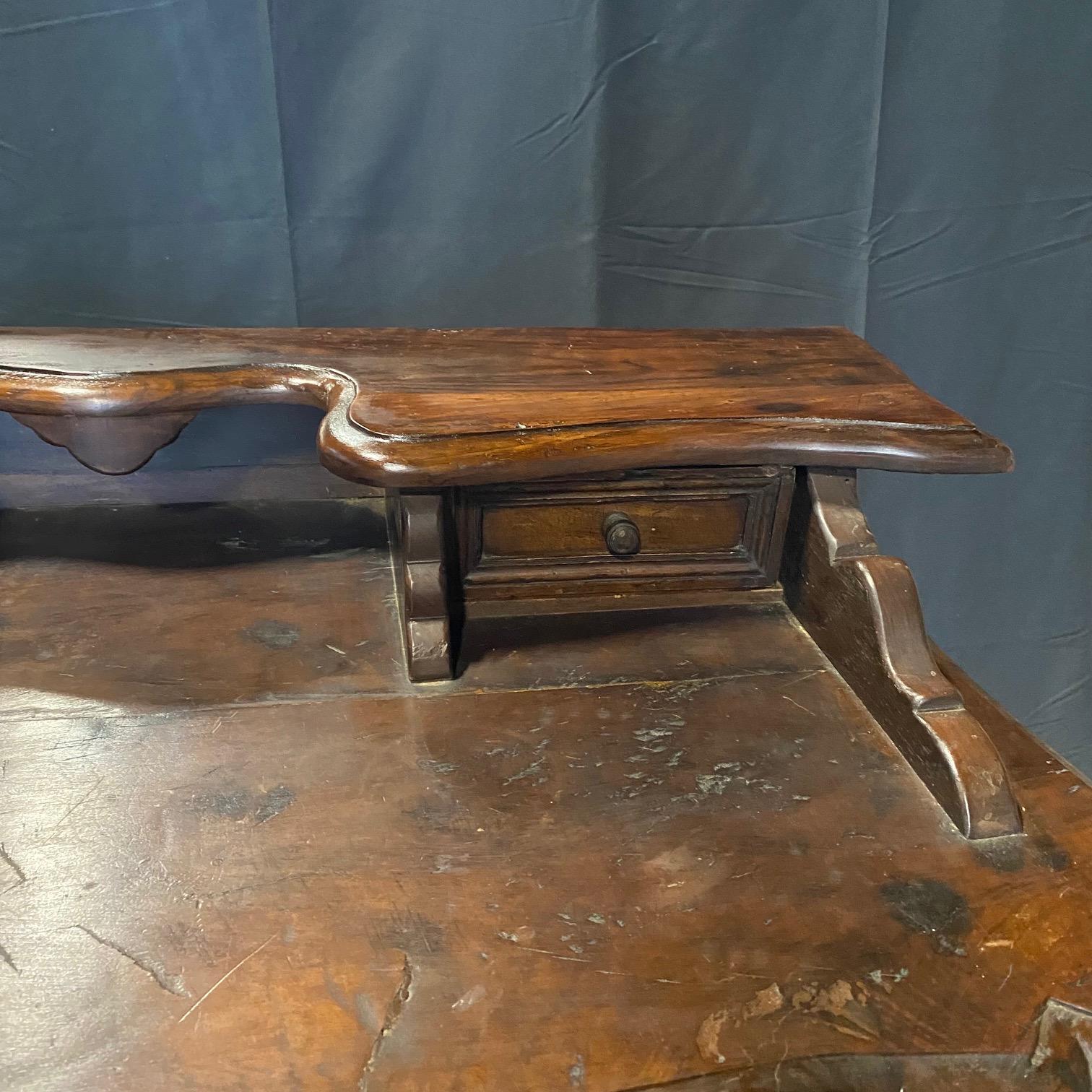 Italienischer Barock Schreibtisch aus geschnitztem Nussbaum mit Leierfuß im Angebot 9