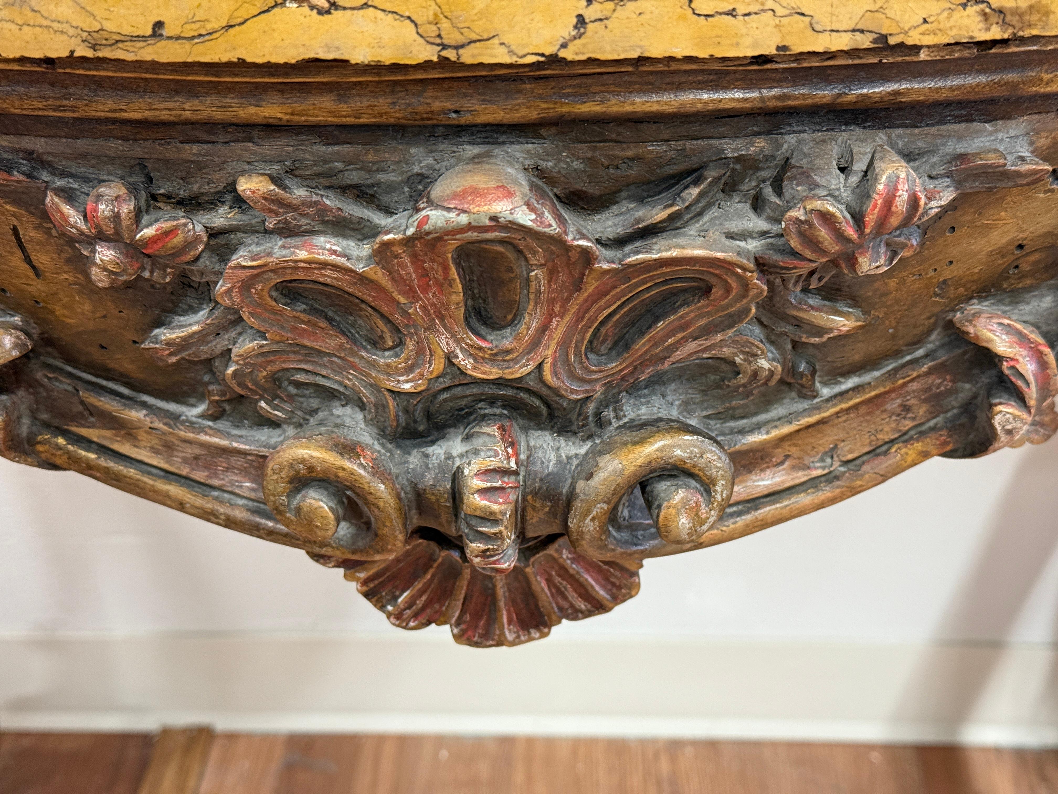 Une très belle console italienne sculptée avec un plateau en marbre de Sienne. Il date du XVIIIe siècle mais a fait l'objet d'une importante restauration qui l'a stabilisé et renforcé. Le plateau en marbre de Sienne est magnifique et incrusté de