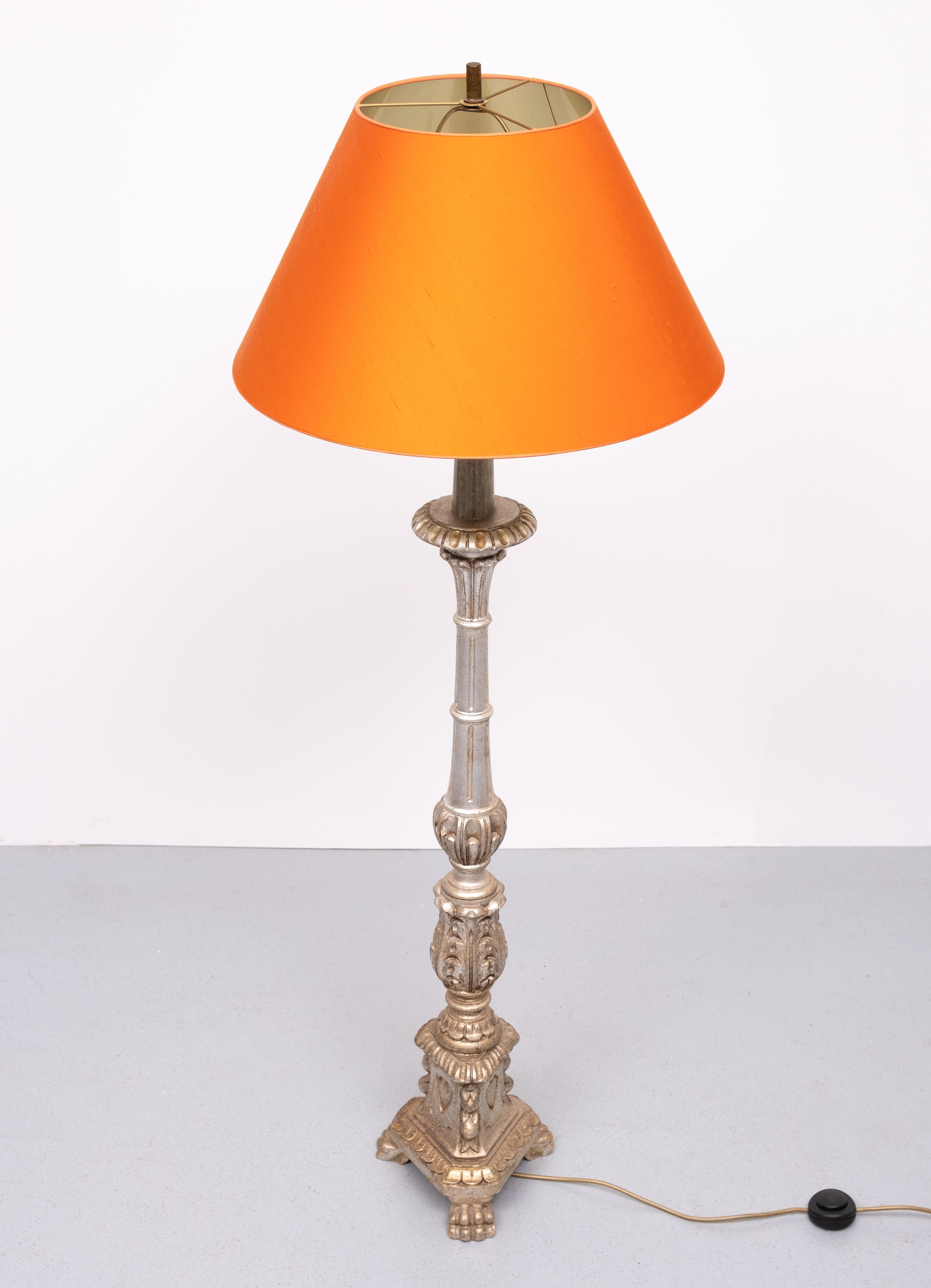Italienische Barock-Stehlampe aus geschnitztem Holz, 1970er Jahre (Ende des 20. Jahrhunderts) im Angebot