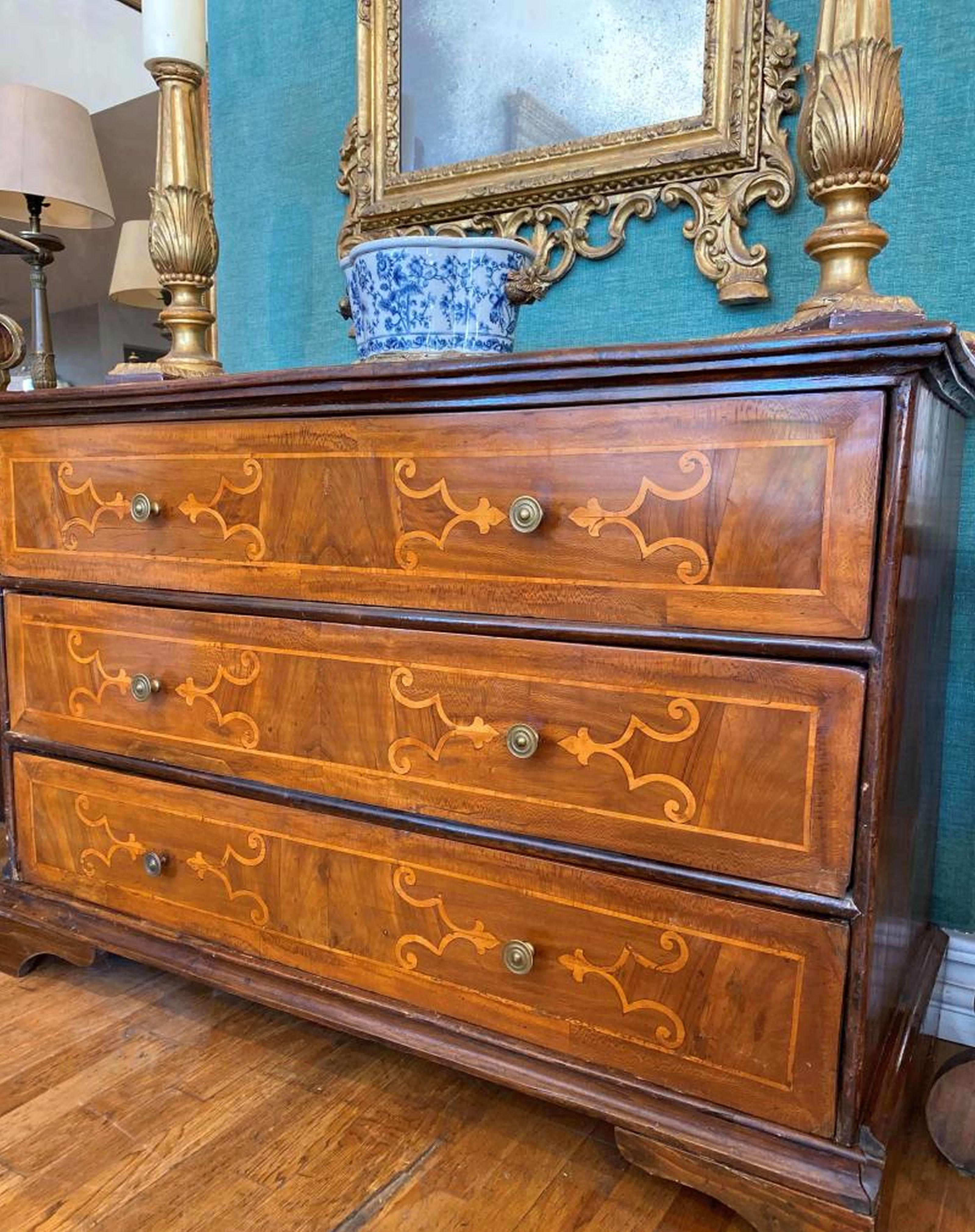 Italian Baroque Chest of Drawers , circa 1700 For Sale 1