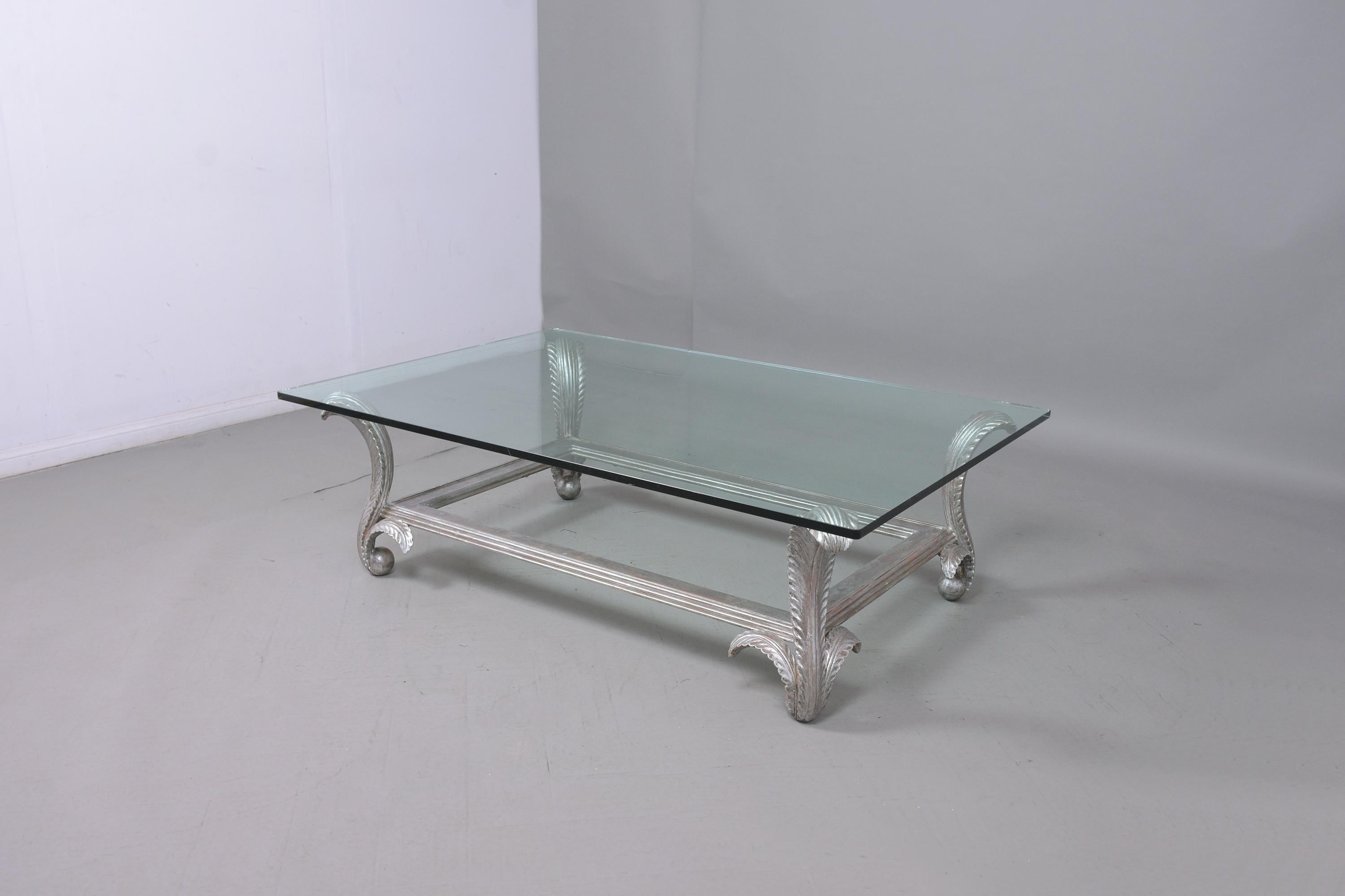 Mid-Century Modern Table basse vintage à feuilles d'argent avec plateau en verre des années 1970 en vente