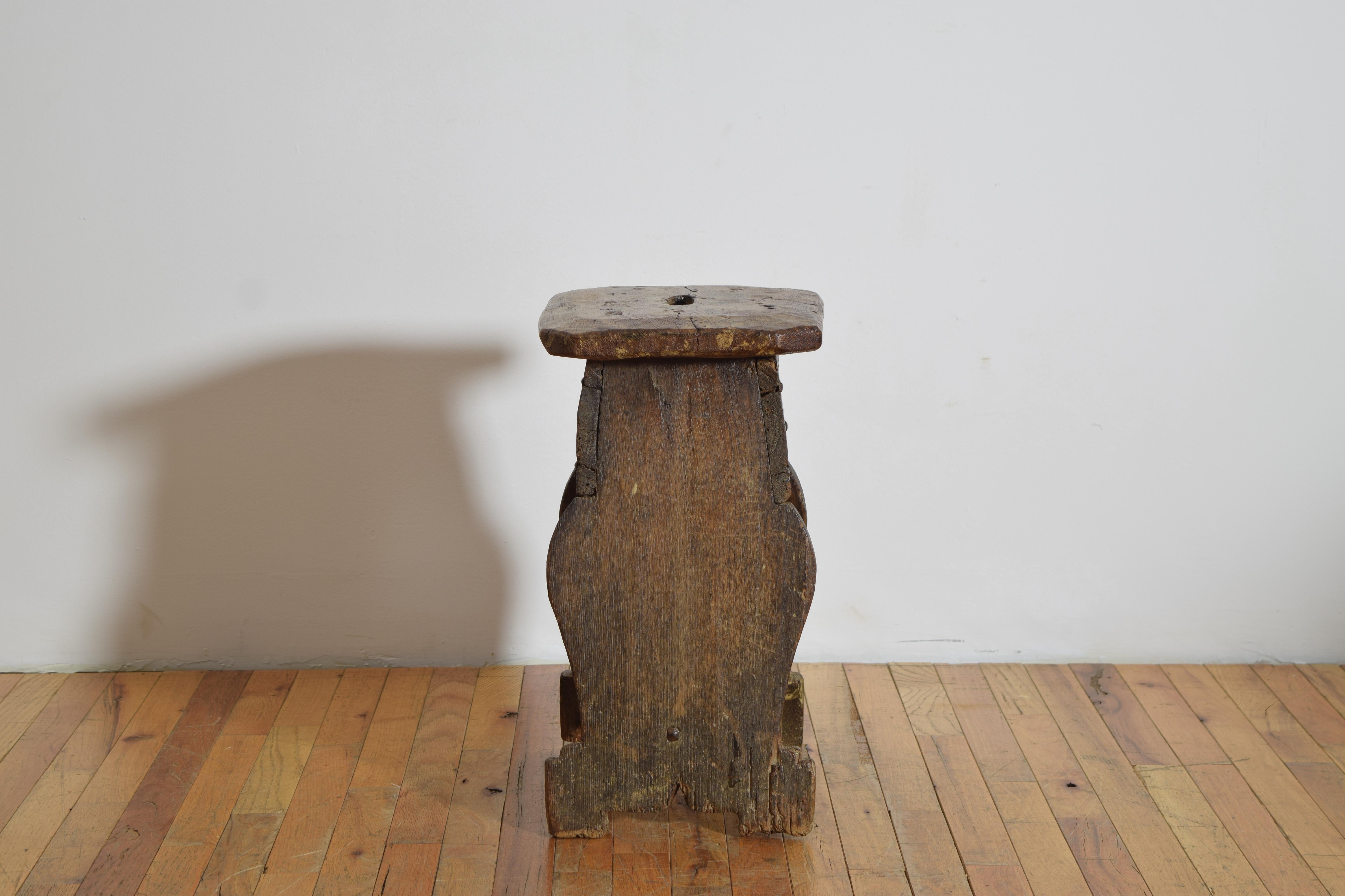 Italiano Sgabello barocco italiano con manico in legno di pino scuro, metà del XVII secolo in vendita