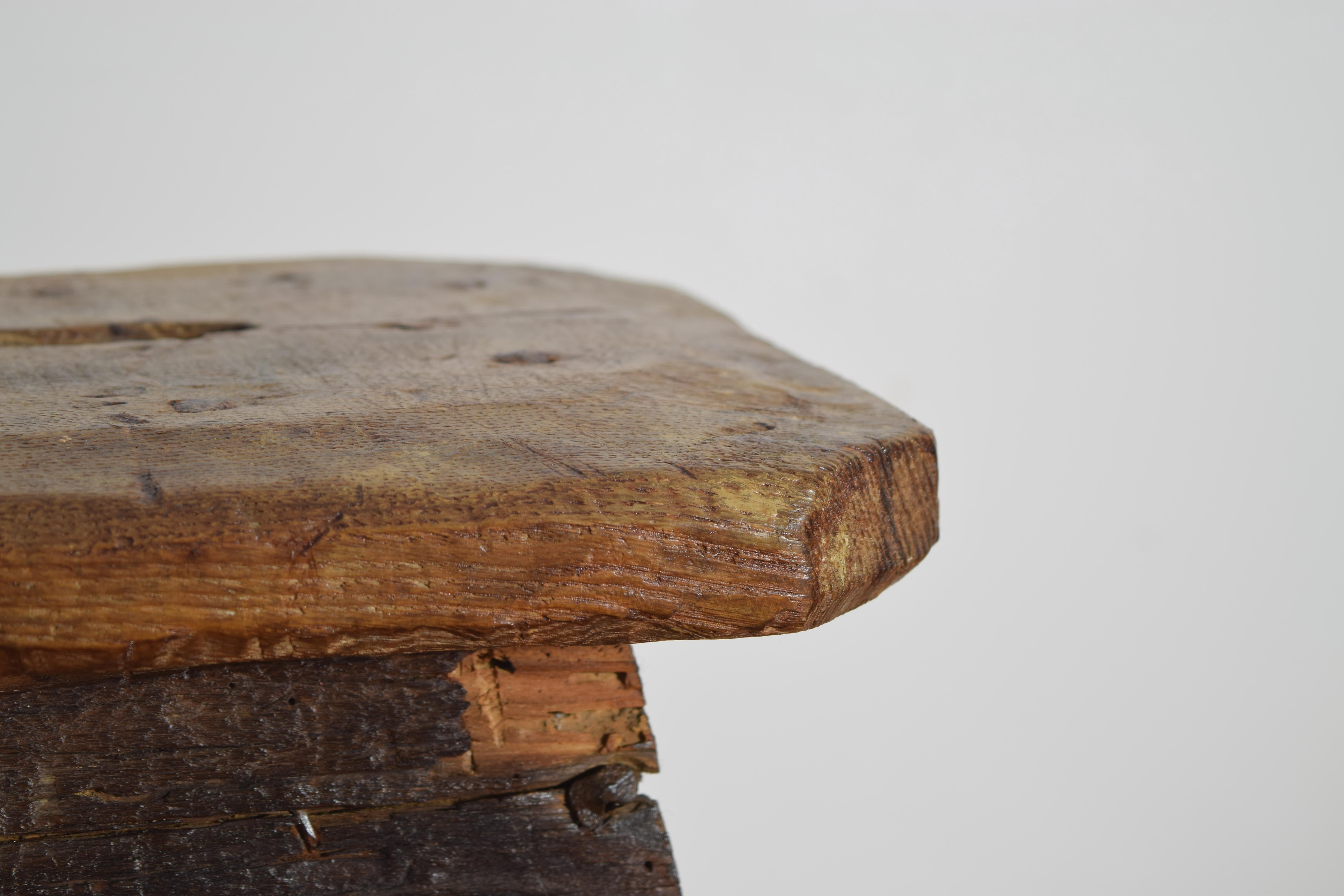 Sgabello barocco italiano con manico in legno di pino scuro, metà del XVII secolo In condizioni buone in vendita a Atlanta, GA