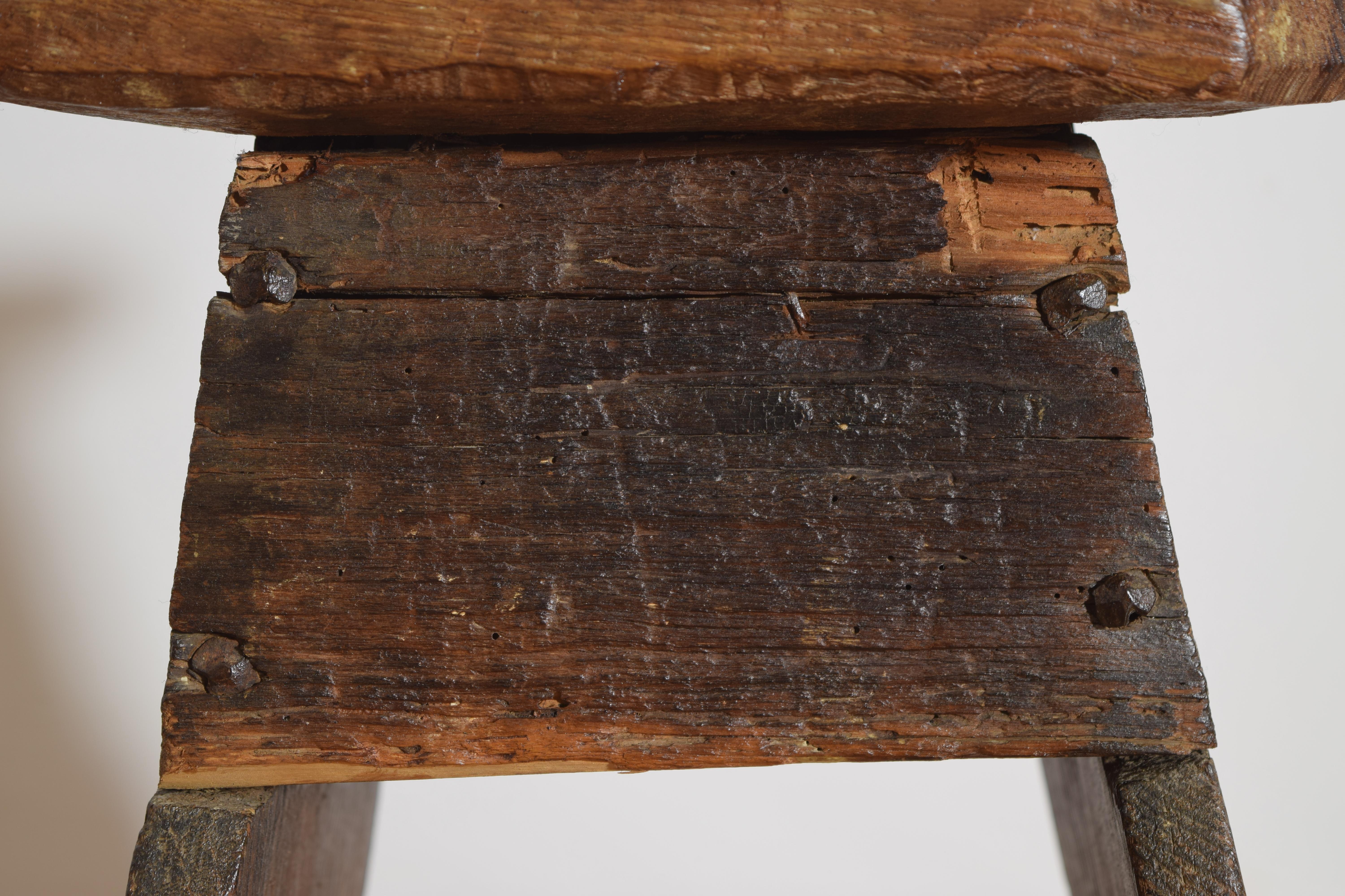 Pino Sgabello barocco italiano con manico in legno di pino scuro, metà del XVII secolo in vendita