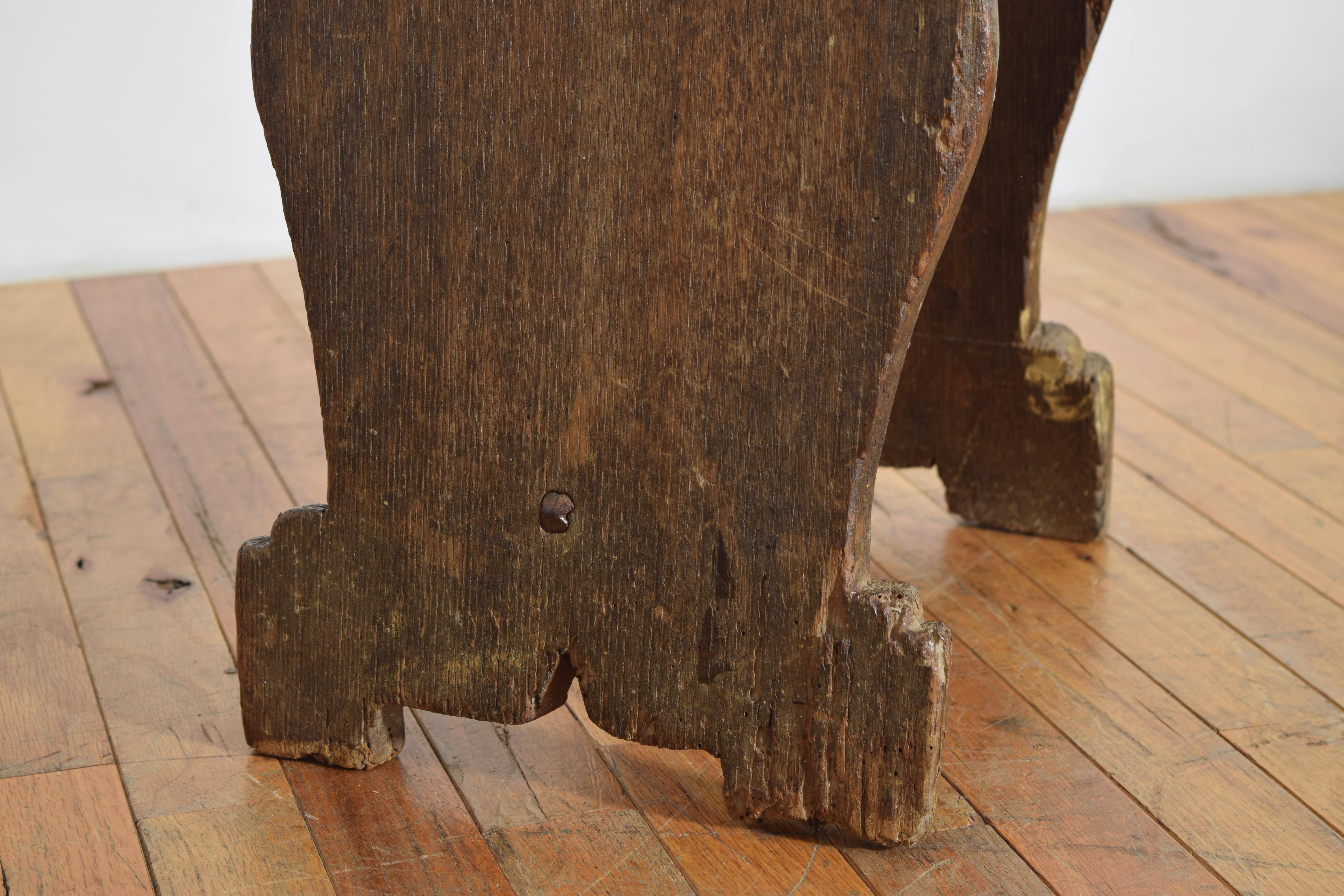 Sgabello barocco italiano con manico in legno di pino scuro, metà del XVII secolo in vendita 1